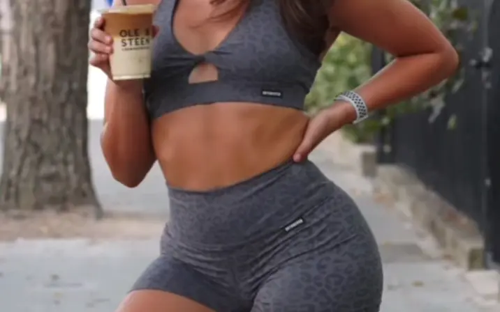livefitelle / elle edwards