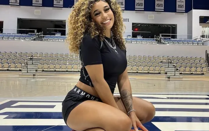 Lyric Swann / curlylyric22