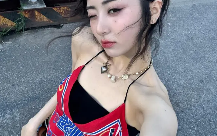 Huh Yunjin 허윤진 | LESSERAFIM