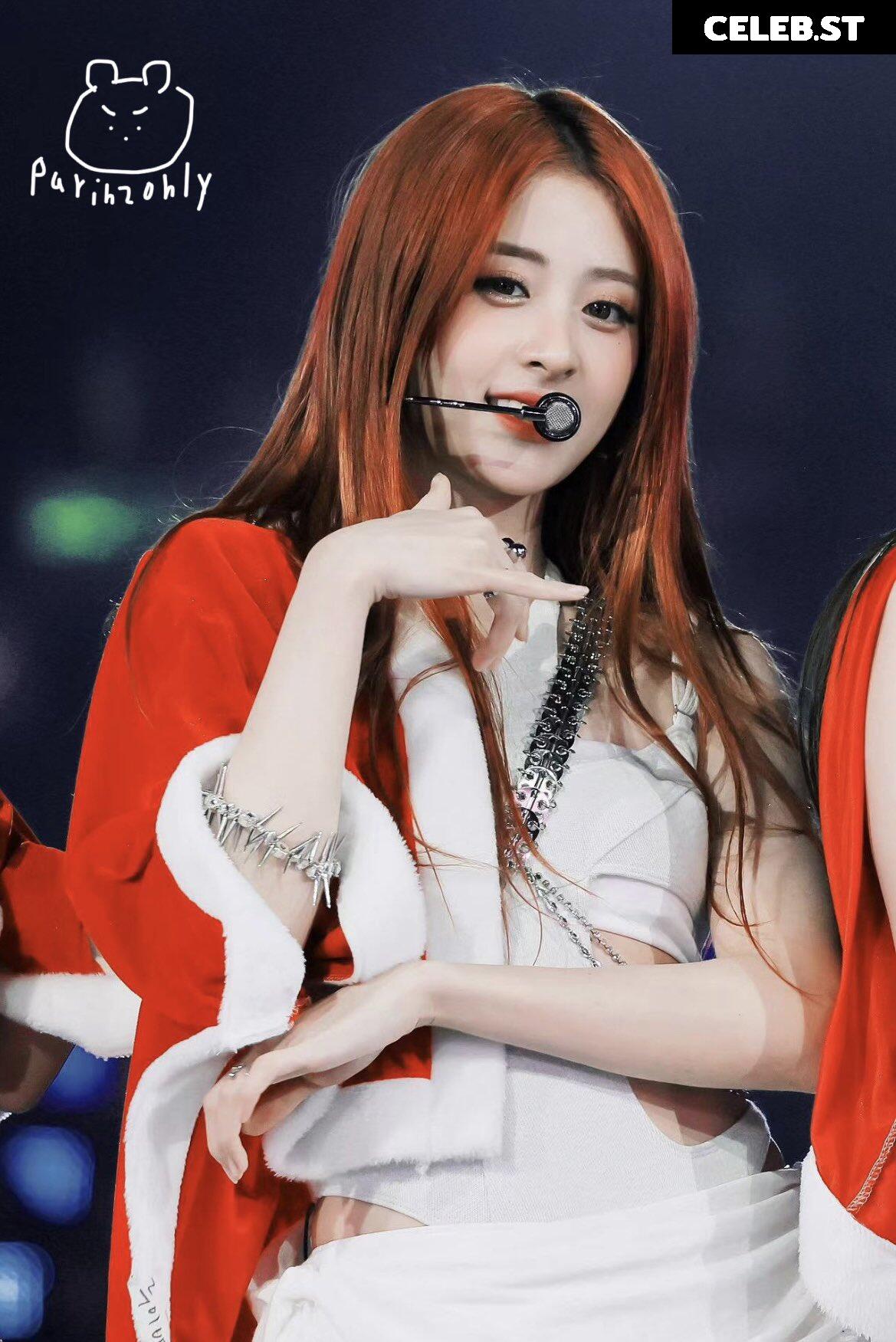 Huh Yunjin 허윤진 | LESSERAFIM Image 9862833