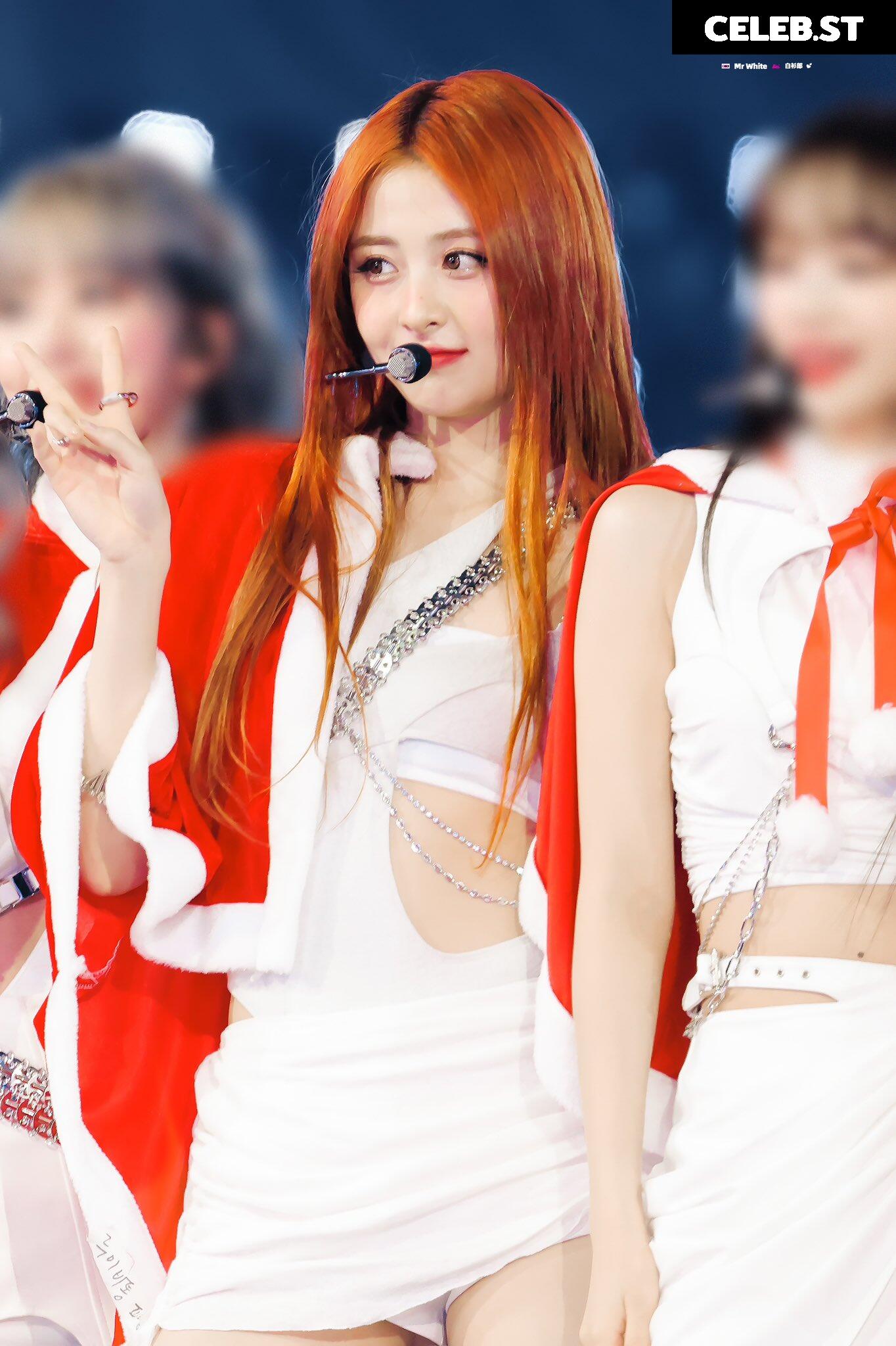Huh Yunjin 허윤진 | LESSERAFIM Image 9862824
