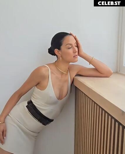 Rebecca Mir Image 9800267