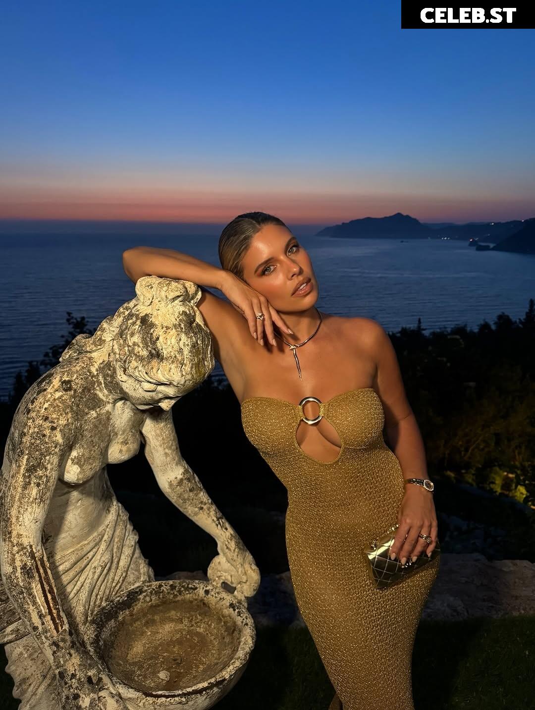 Natasha Oakley Image 9957713