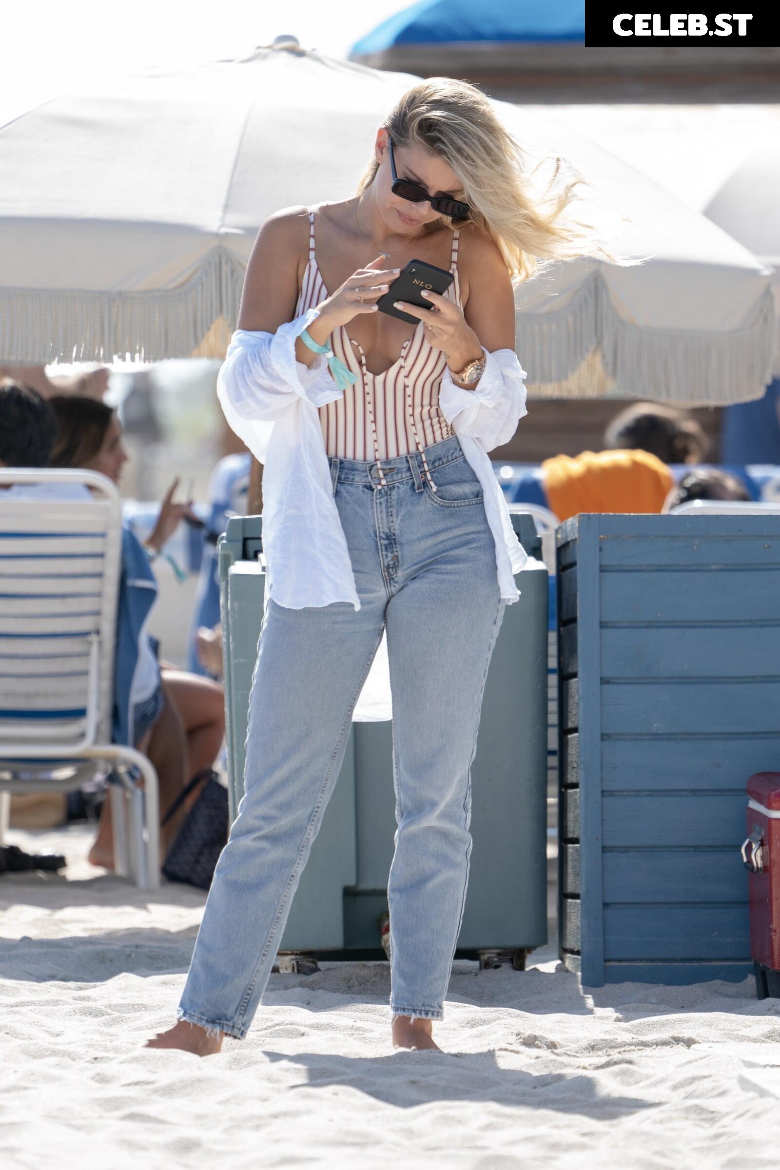 Natasha Oakley Image 9943823