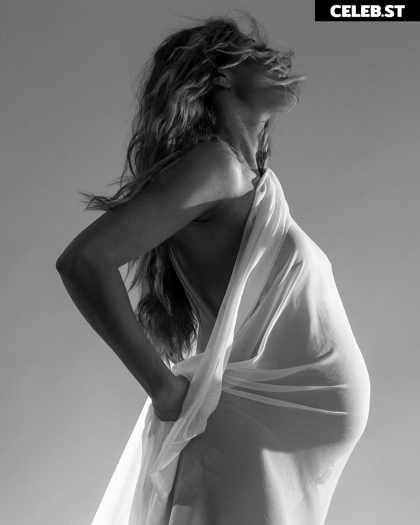 Mitsou Jung Image 9907613