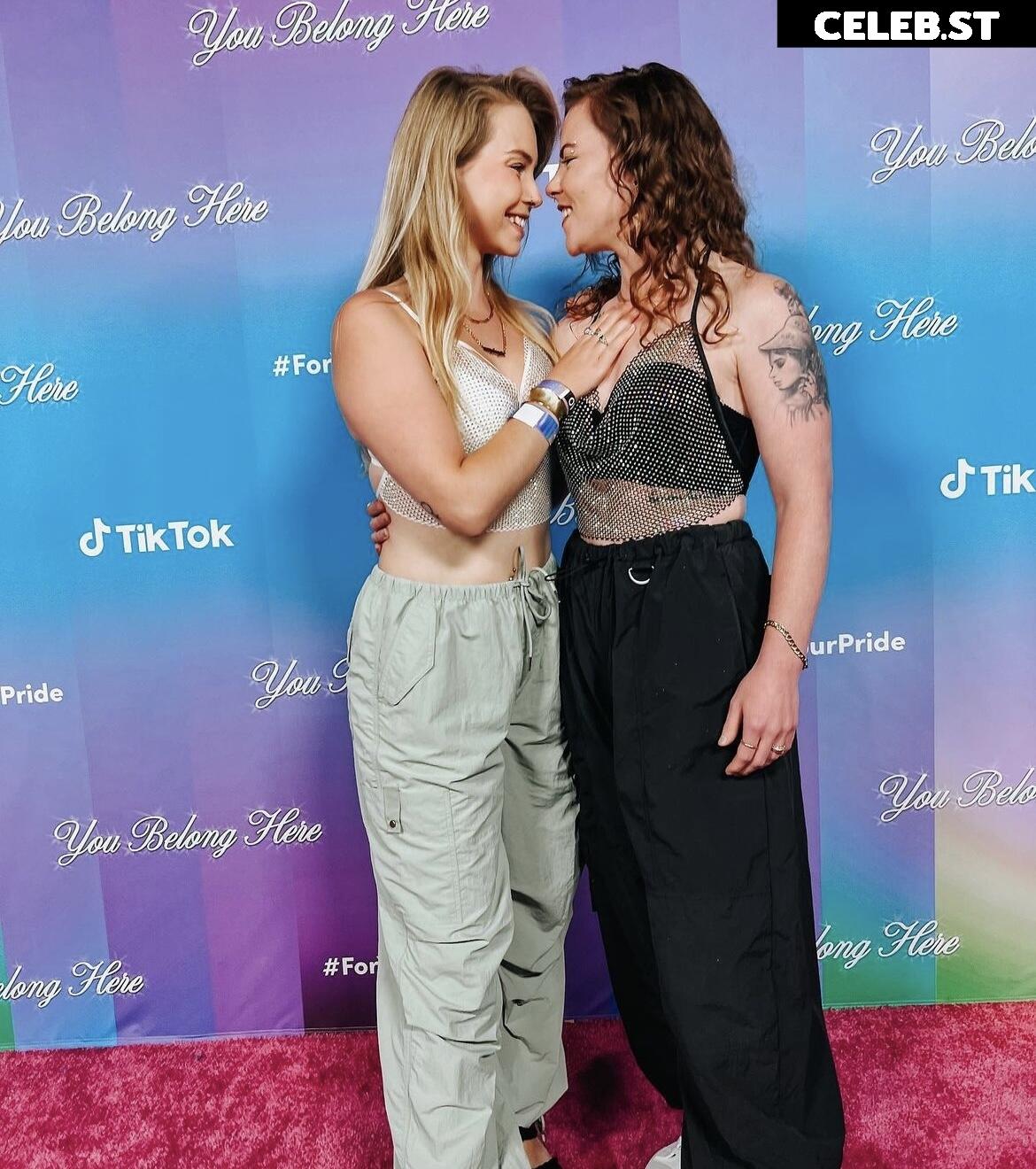 Hailee & Kendra Image 829978