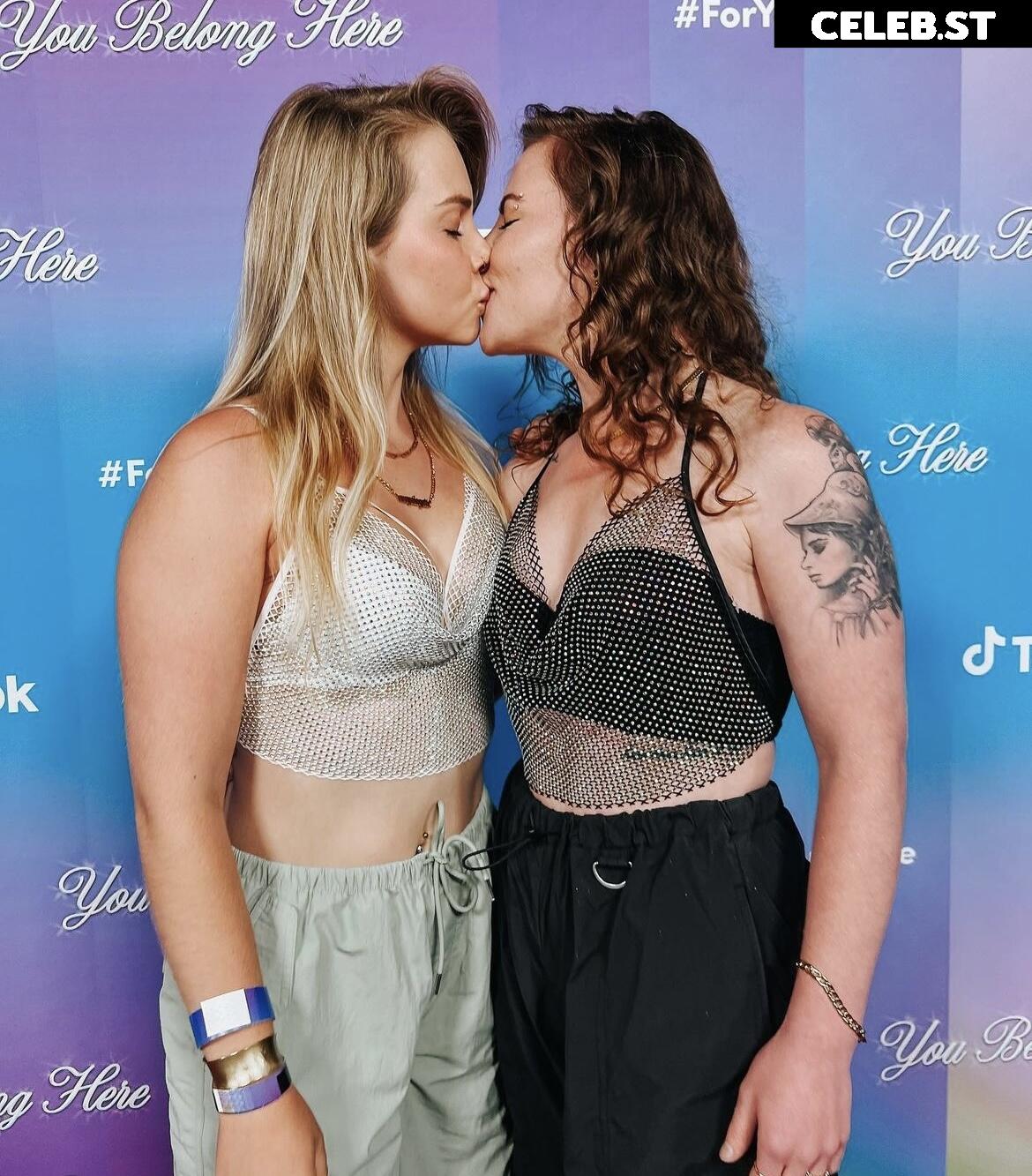 Hailee & Kendra Image 829997