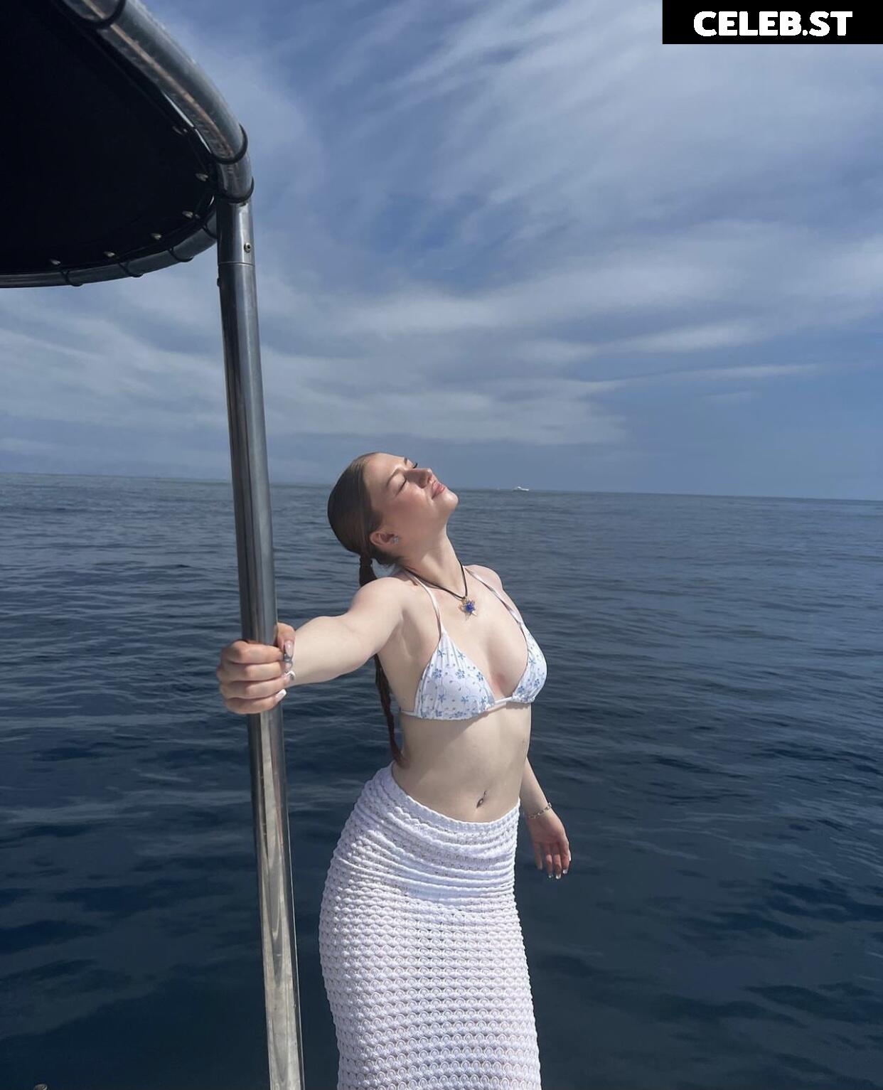 Yana Clare Image 827954