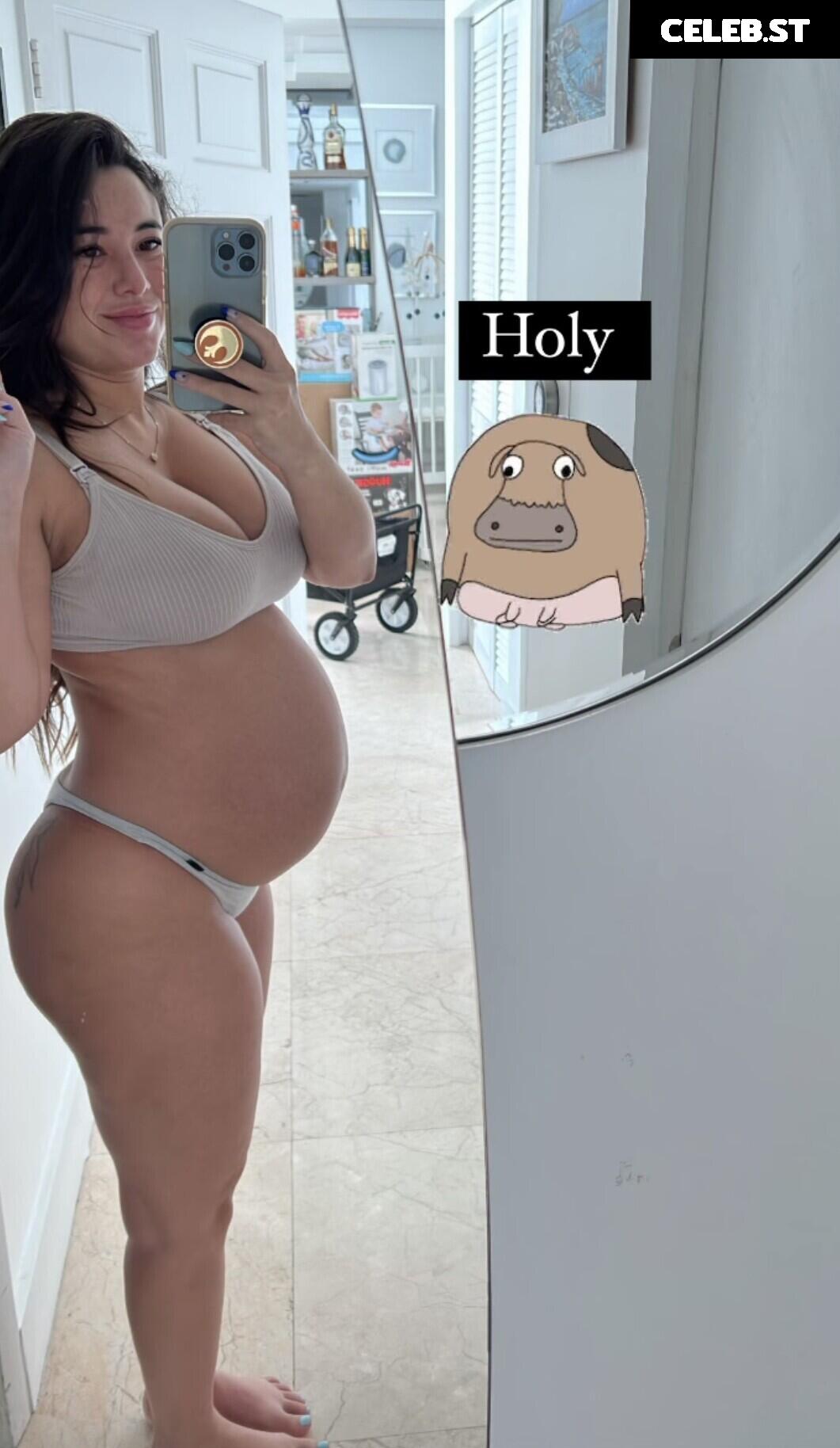 Angie Varona Image 21846900