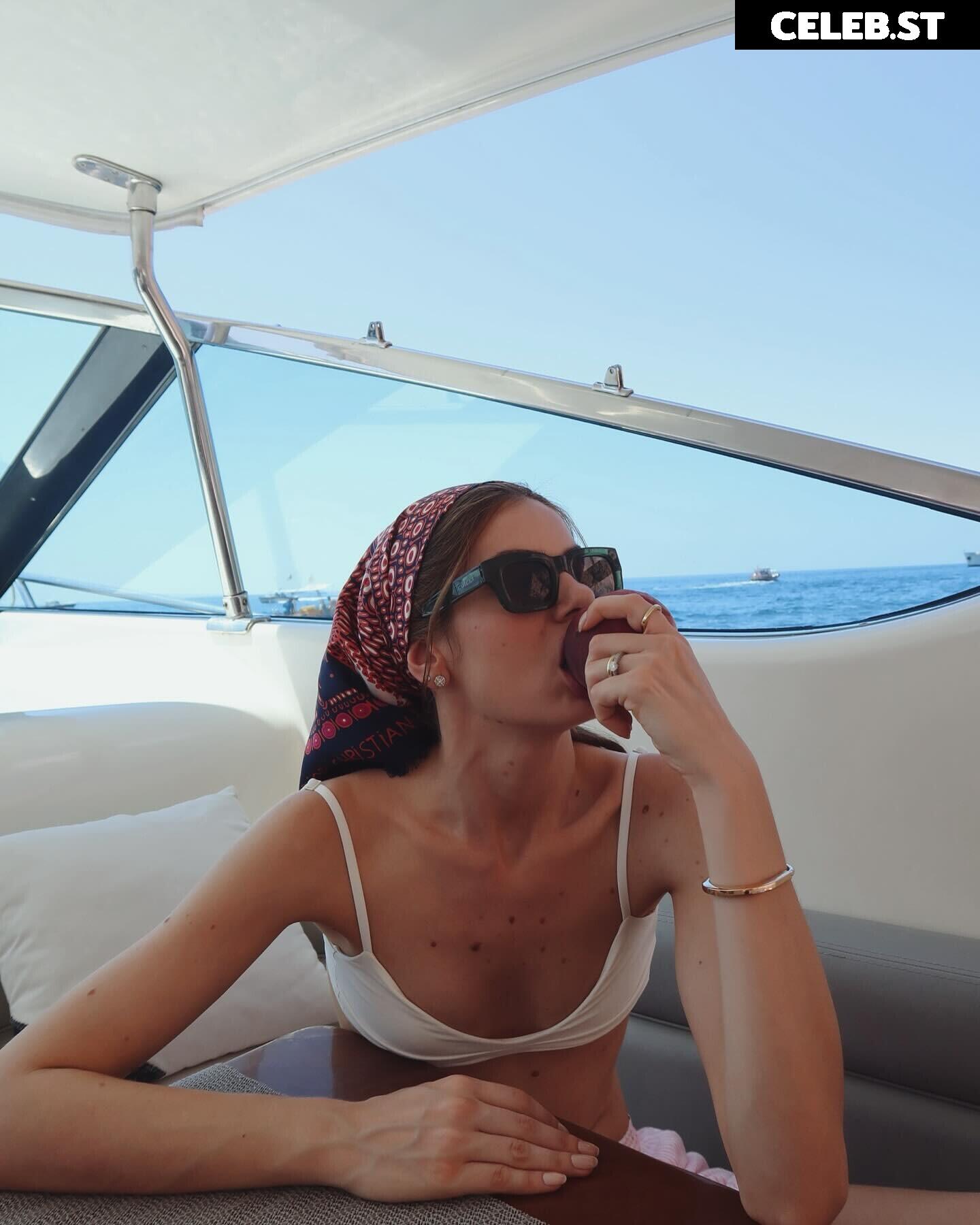 Camila Queiroz Image 21784402