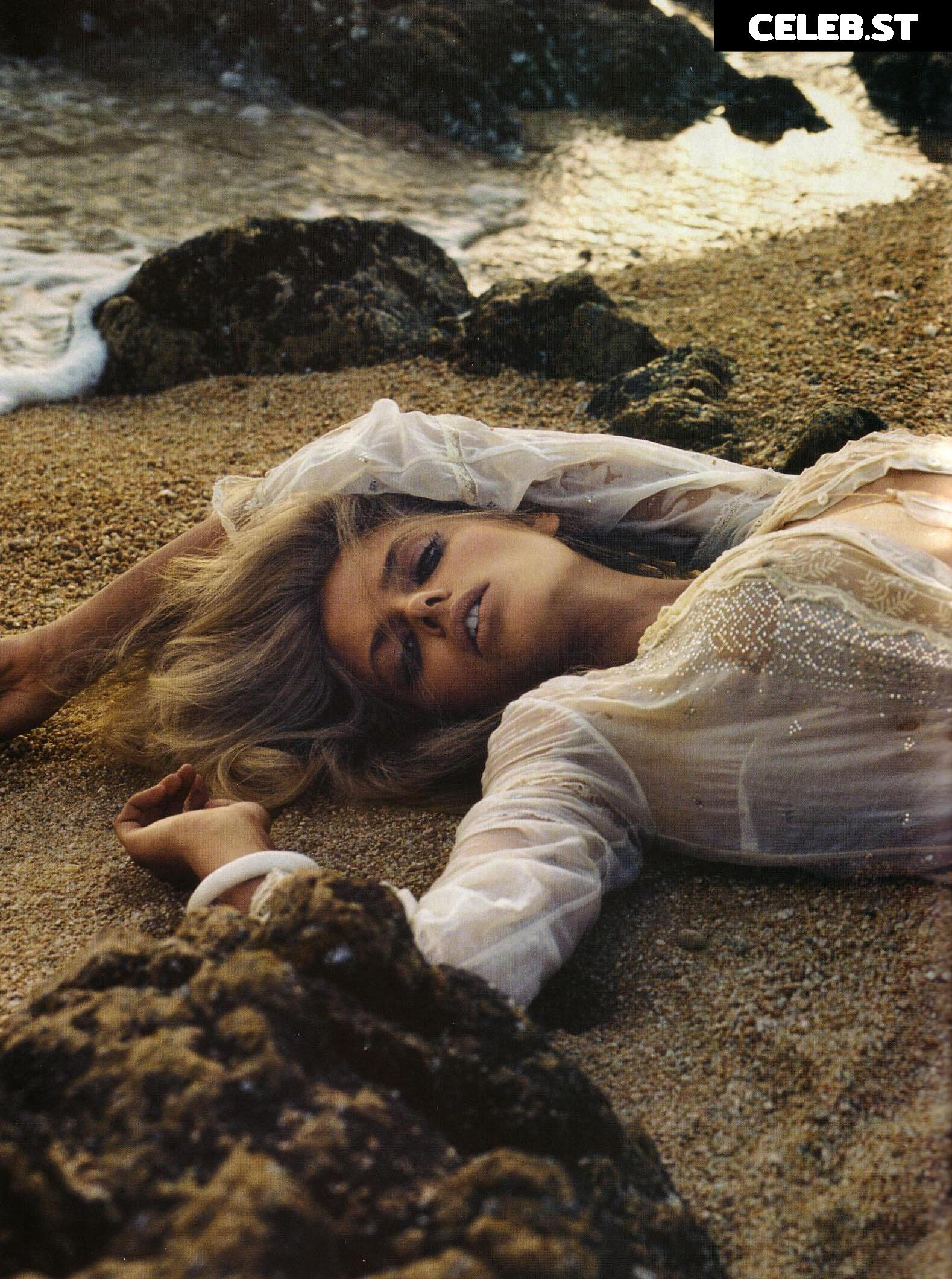 Julia Stegner Image 2132000