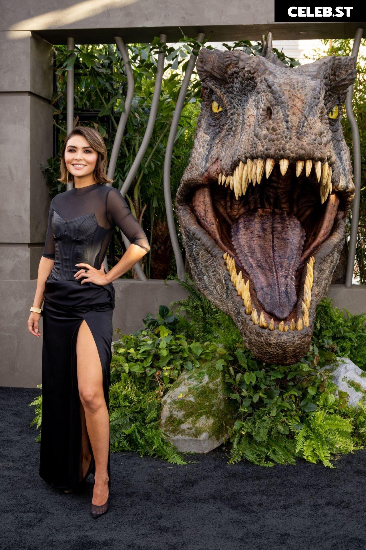 Daniella Pineda Image 2111867