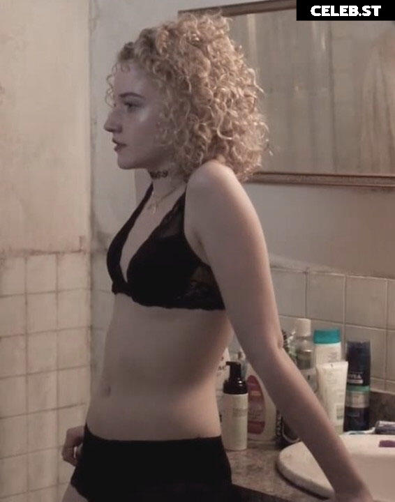 Julia Garner Image 2111372
