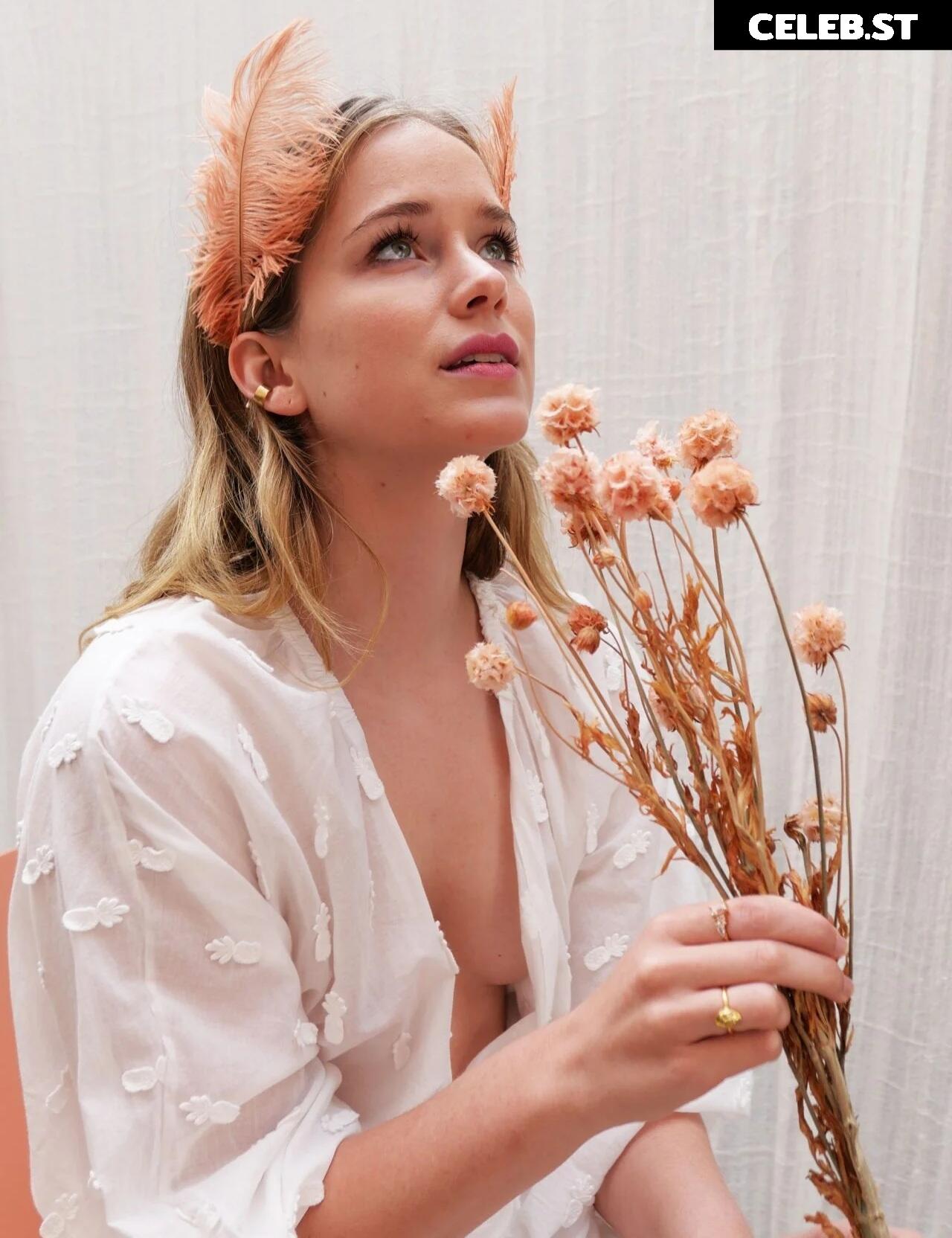 Elizabeth Lail Image 2106841