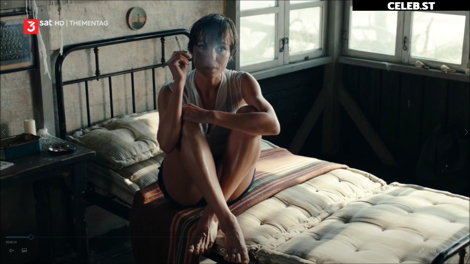 Julia Koschitz Image 2102916