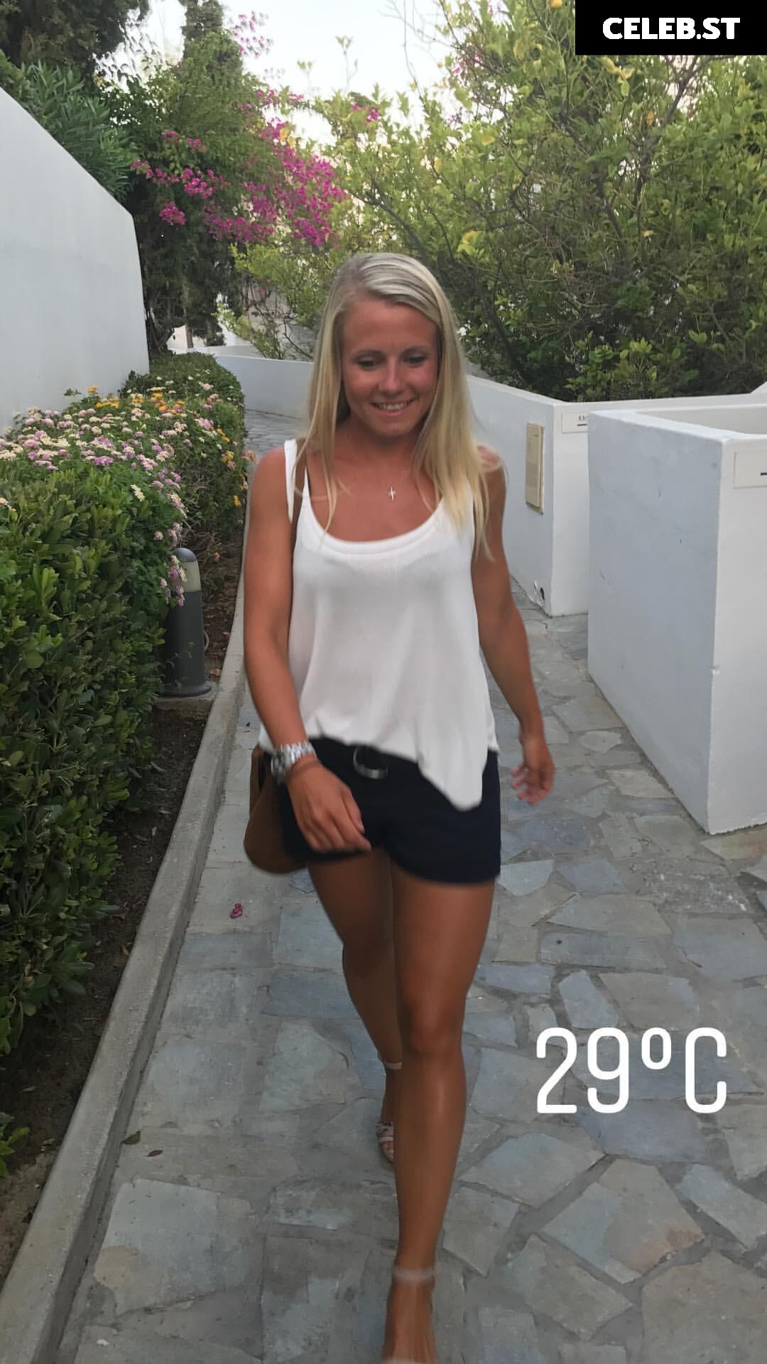 Julia Simic Image 2108140