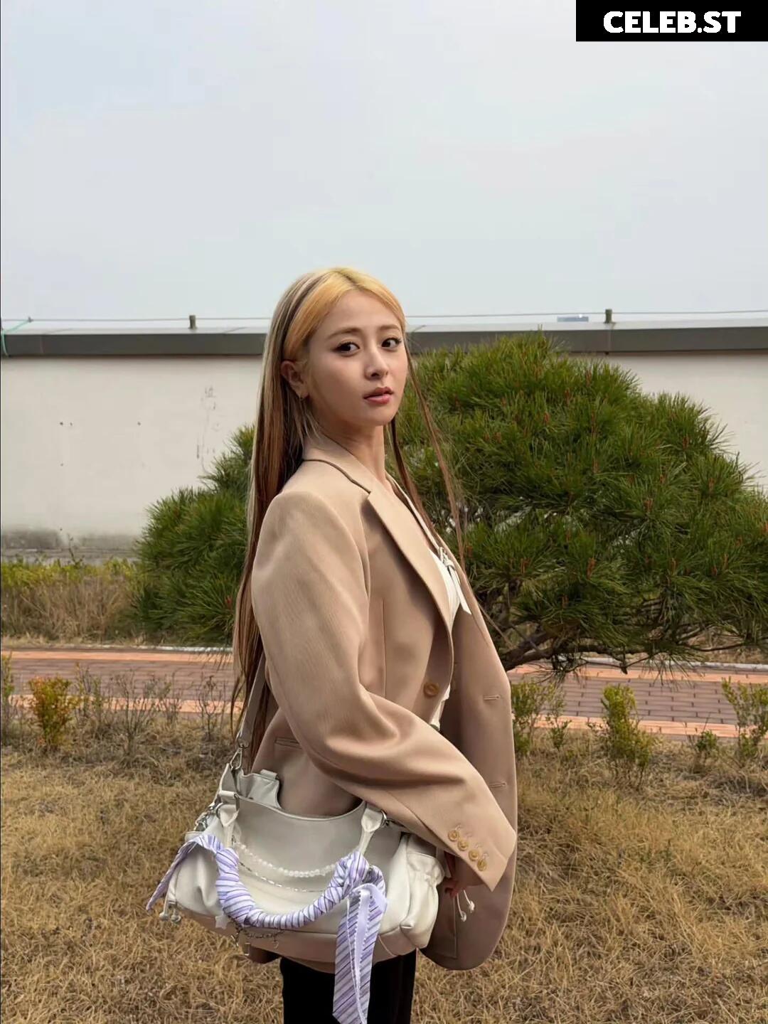 Huh Yunjin 허윤진 | LESSERAFIM Image 22957017