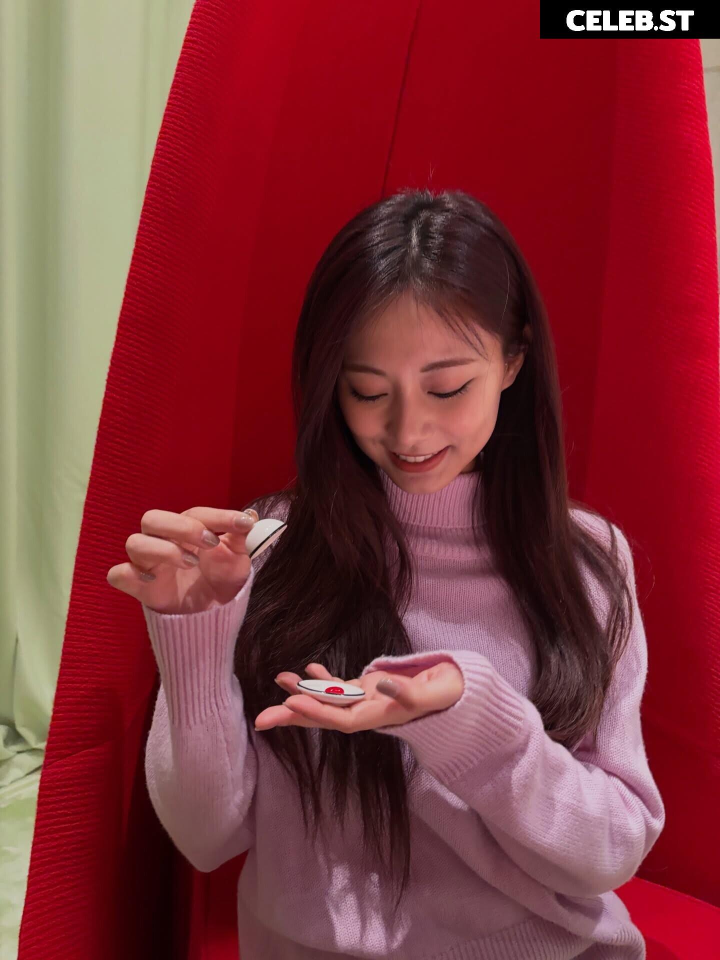 Tzuyu (Chiu Chú-jû) | Twice Image 22957224