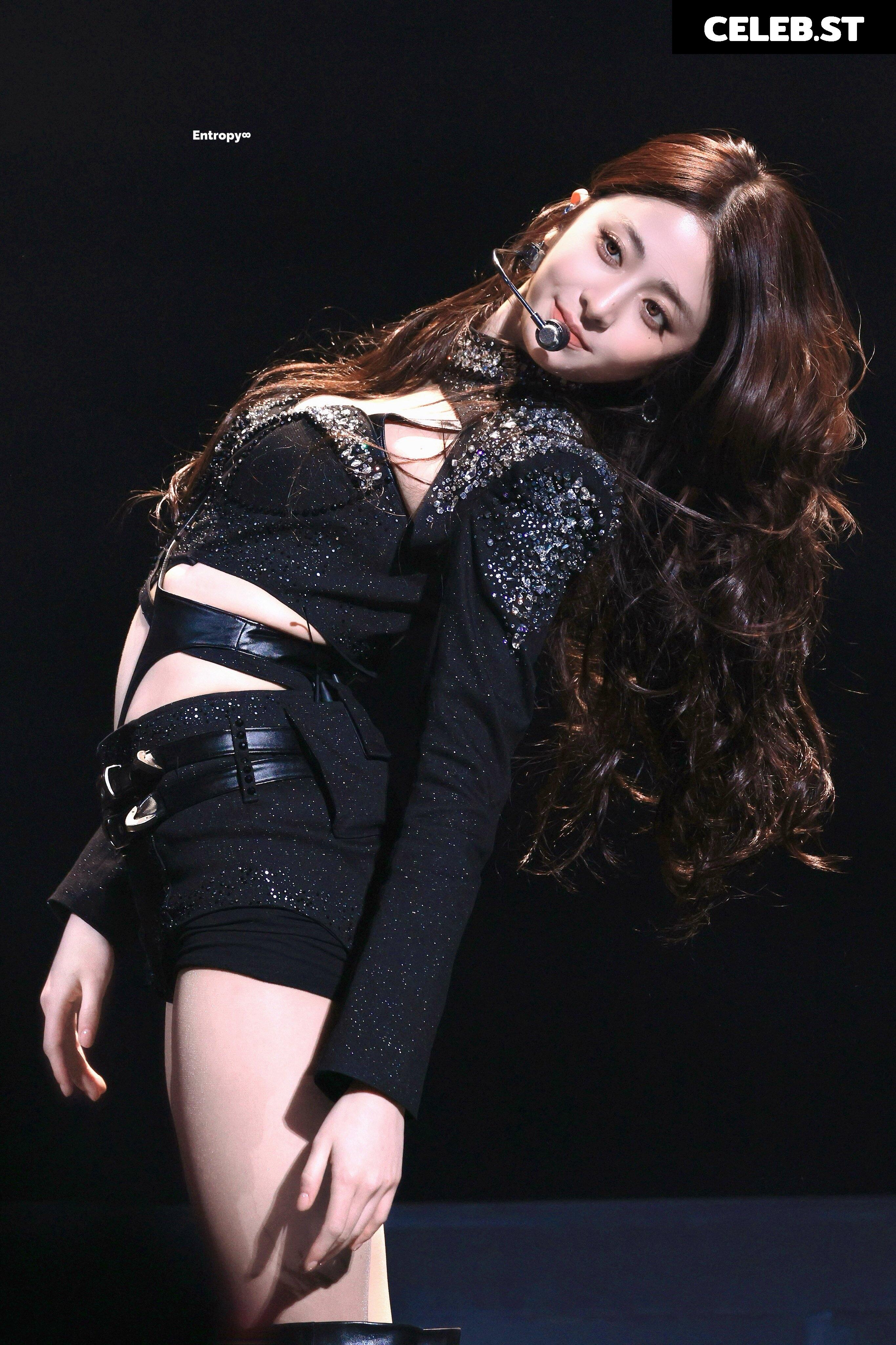 Huh Yunjin 허윤진 | LESSERAFIM Image 22956819