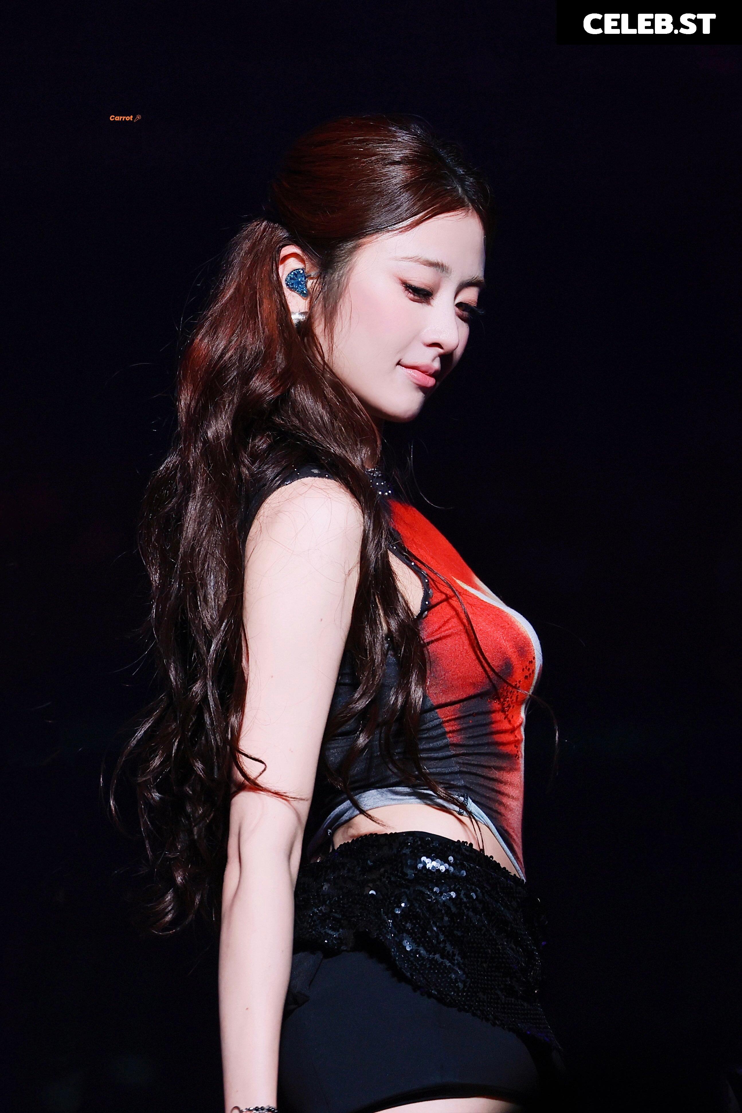 Huh Yunjin 허윤진 | LESSERAFIM Image 22956517