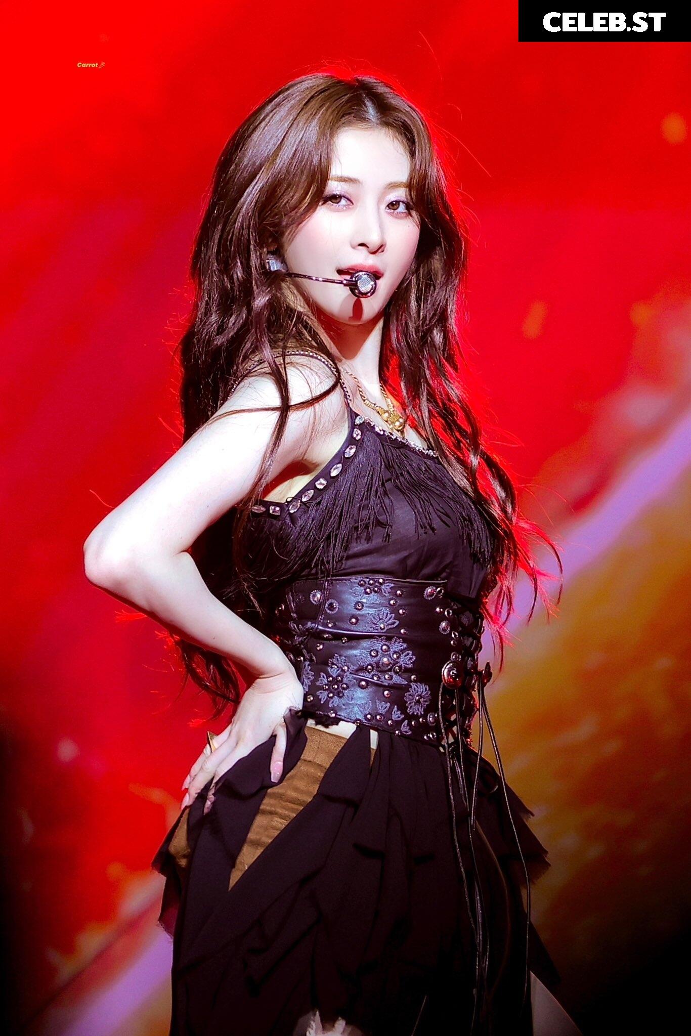 Huh Yunjin 허윤진 | LESSERAFIM Image 22956426