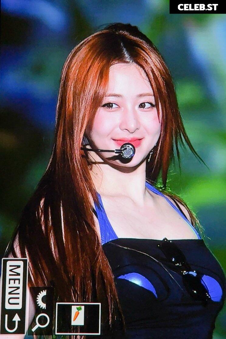 Huh Yunjin 허윤진 | LESSERAFIM Image 22956412