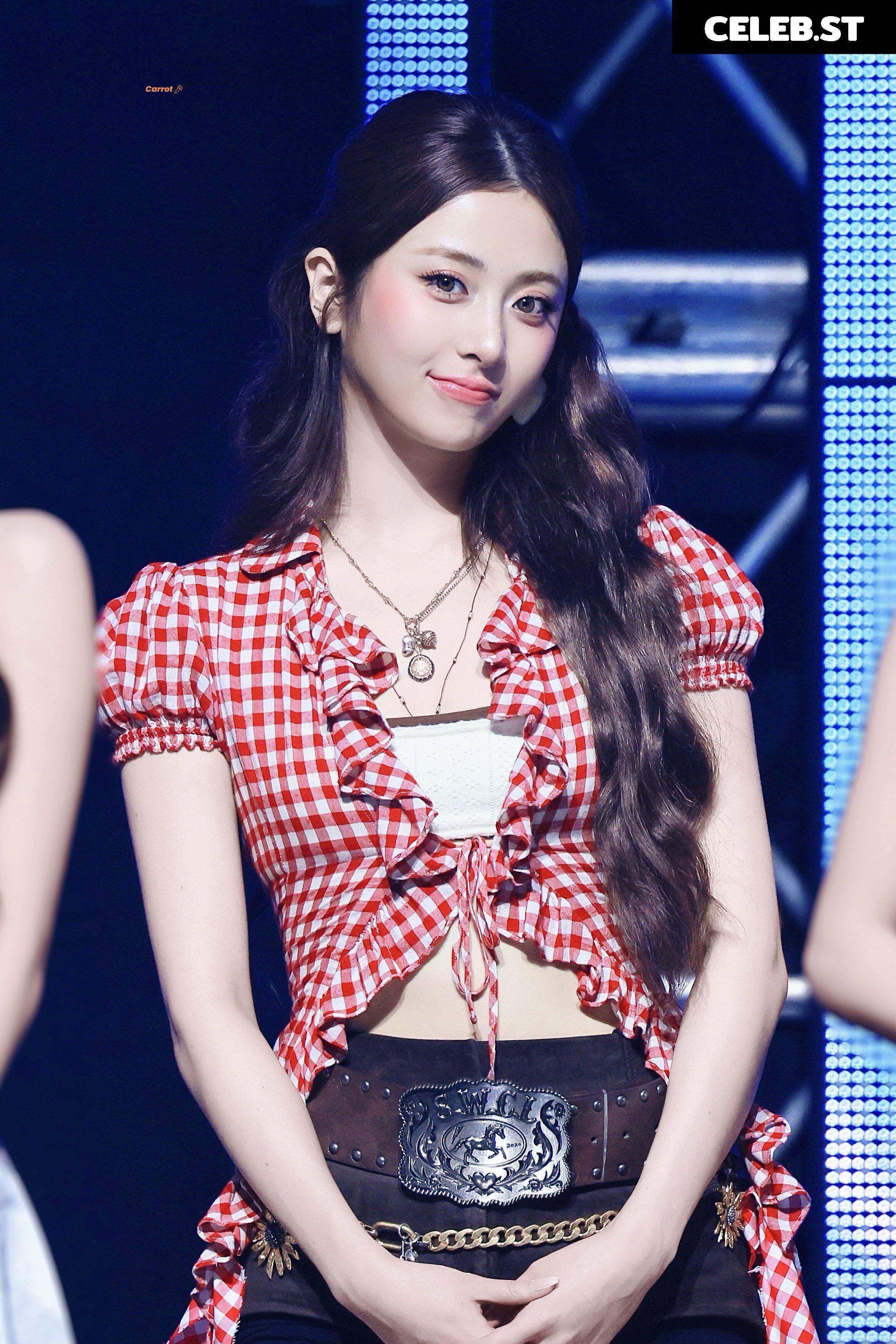 Huh Yunjin 허윤진 | LESSERAFIM Image 22956453