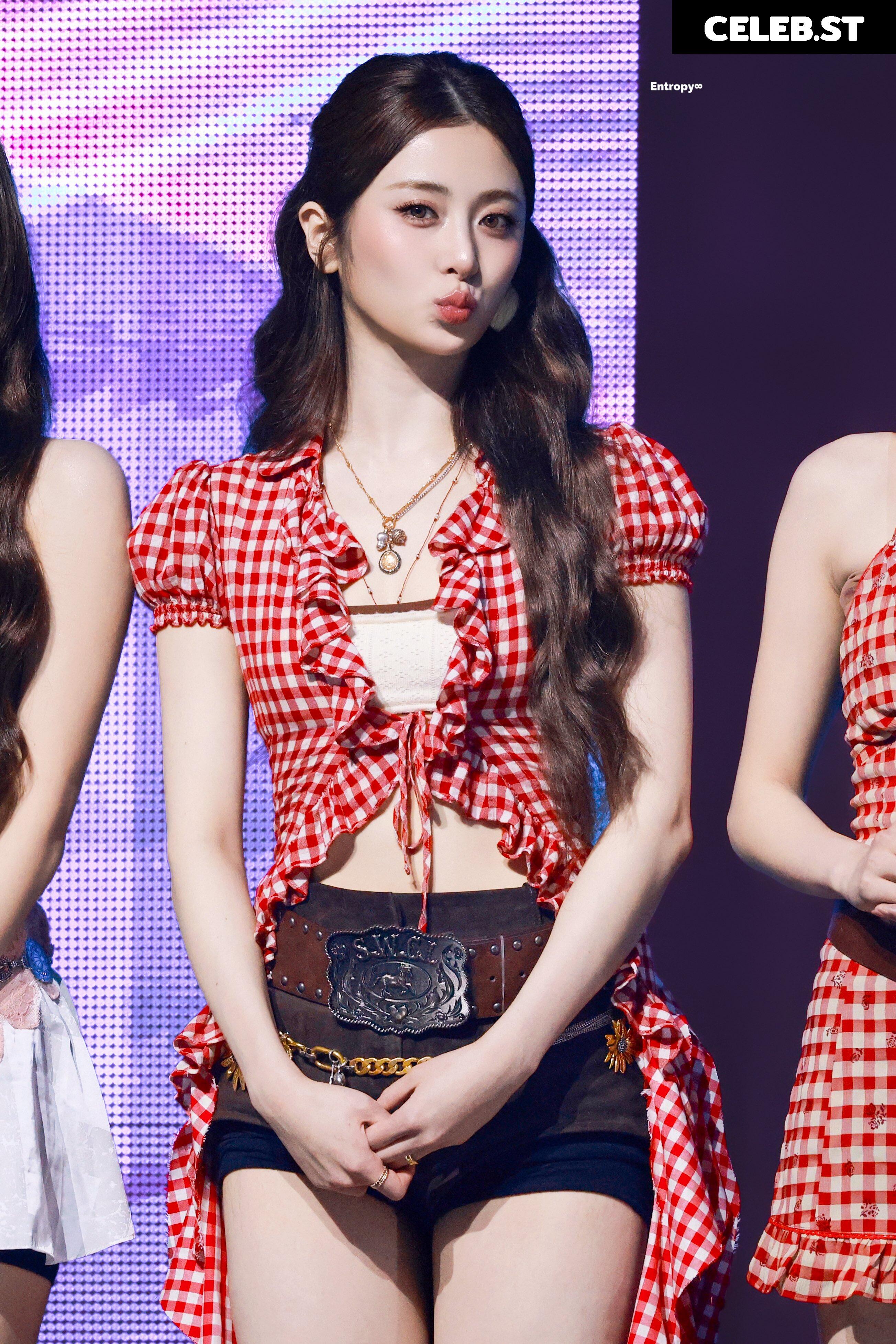 Huh Yunjin 허윤진 | LESSERAFIM Image 22956452