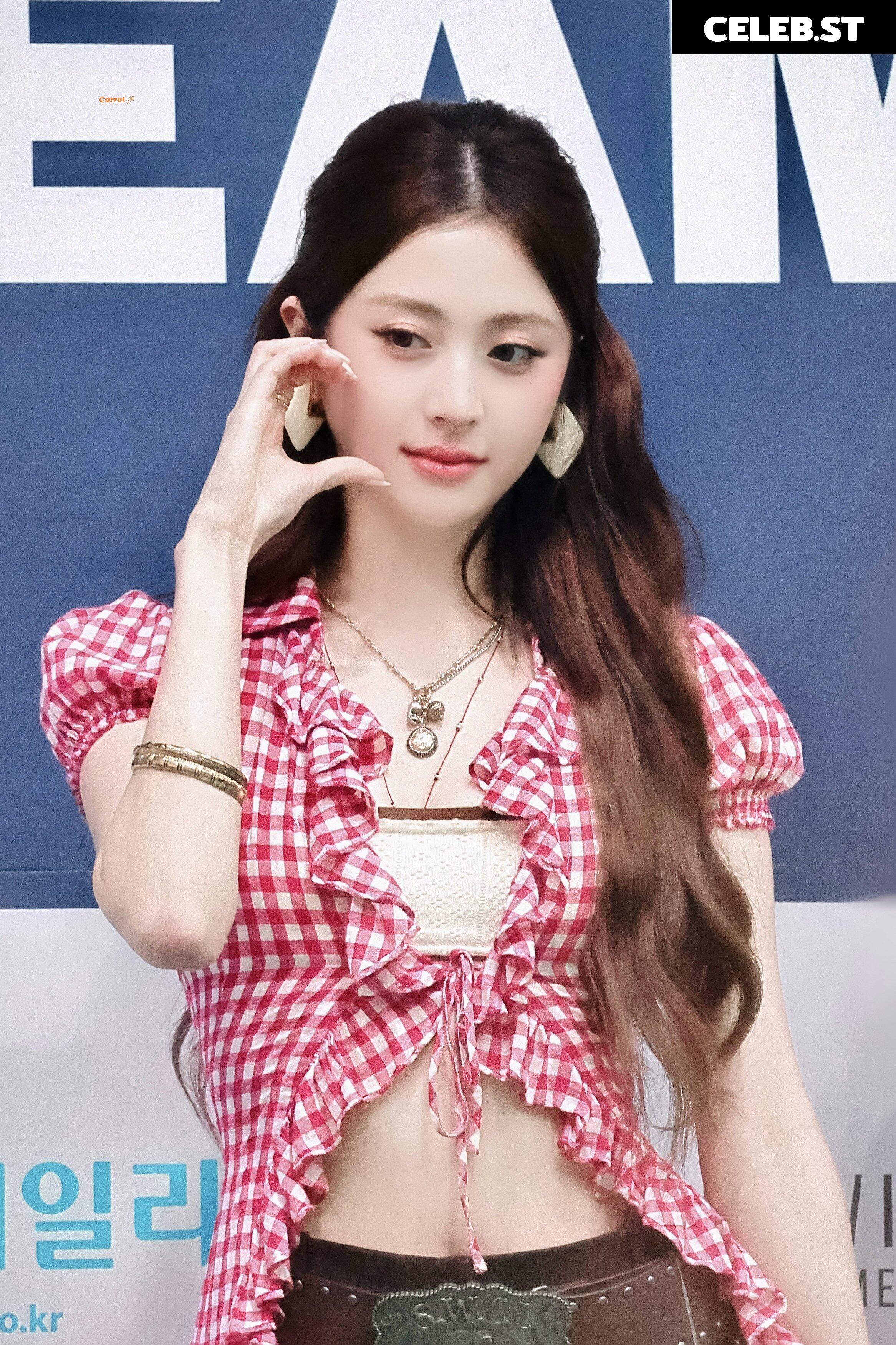 Huh Yunjin 허윤진 | LESSERAFIM Image 22956444