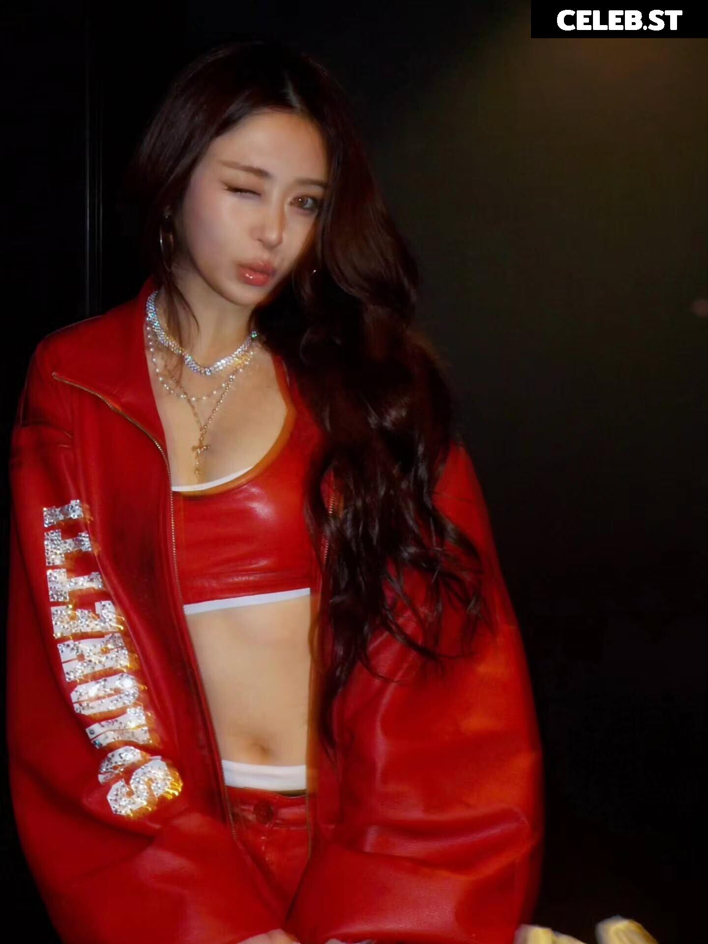 Huh Yunjin 허윤진 | LESSERAFIM Image 22956753