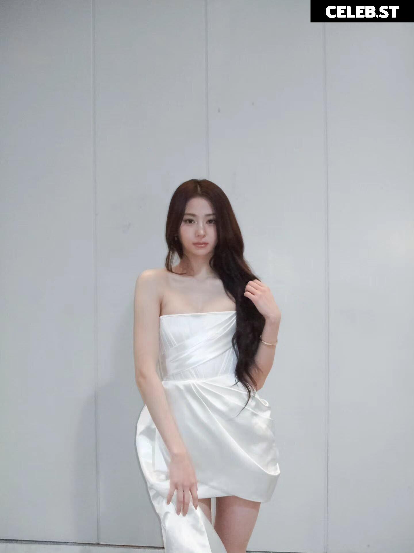 Huh Yunjin 허윤진 | LESSERAFIM Image 22956752