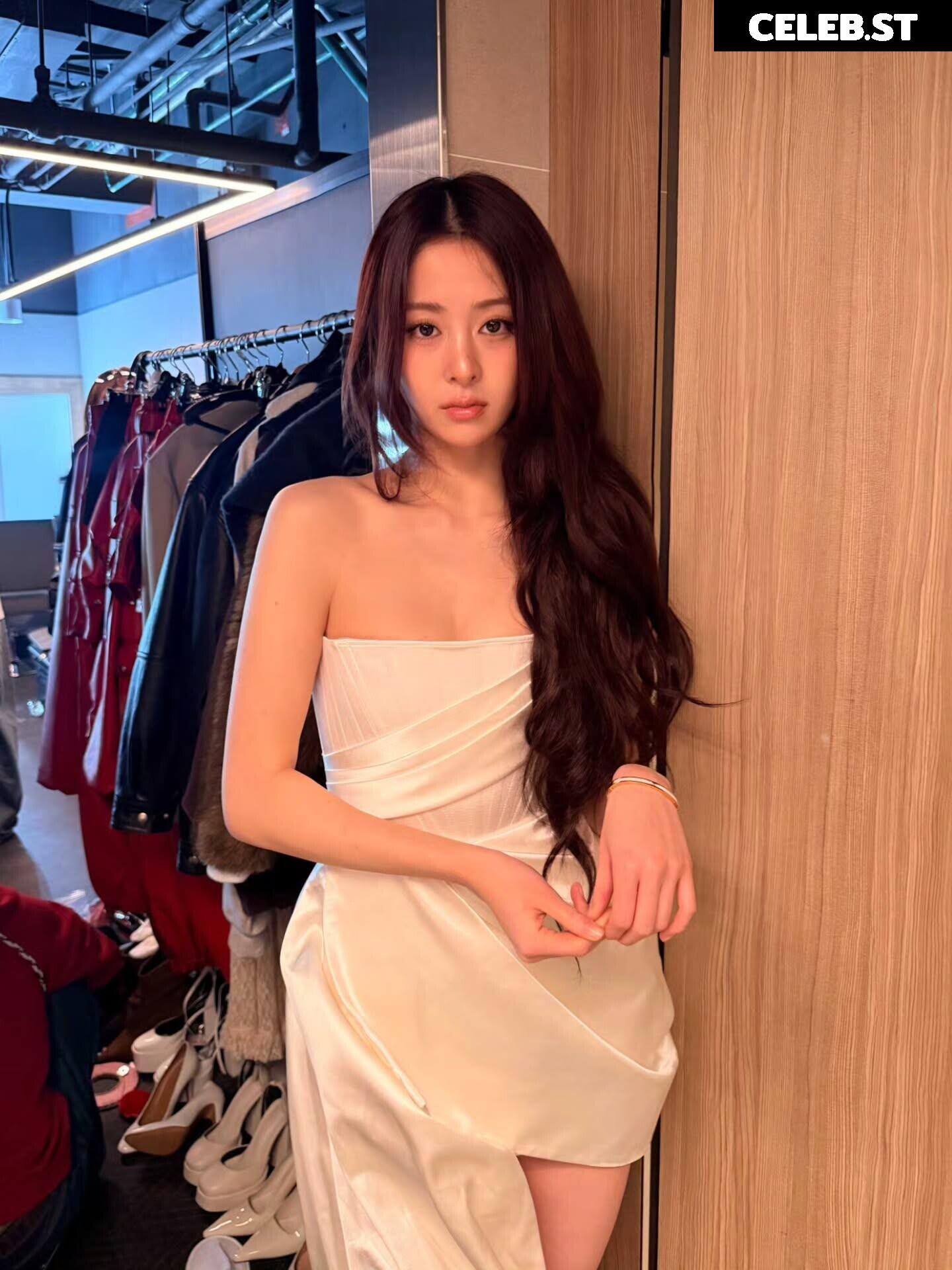 Huh Yunjin 허윤진 | LESSERAFIM Image 22956757