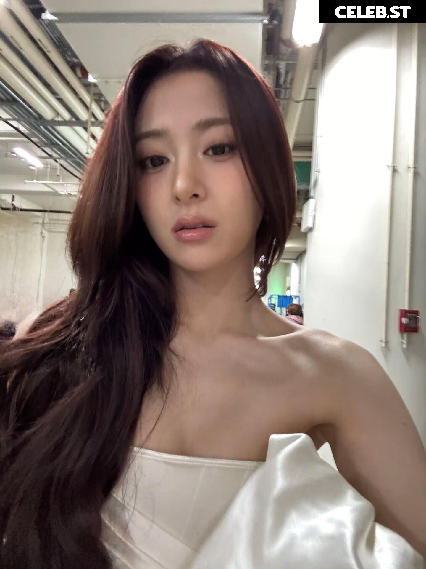 Huh Yunjin 허윤진 | LESSERAFIM Image 22956755