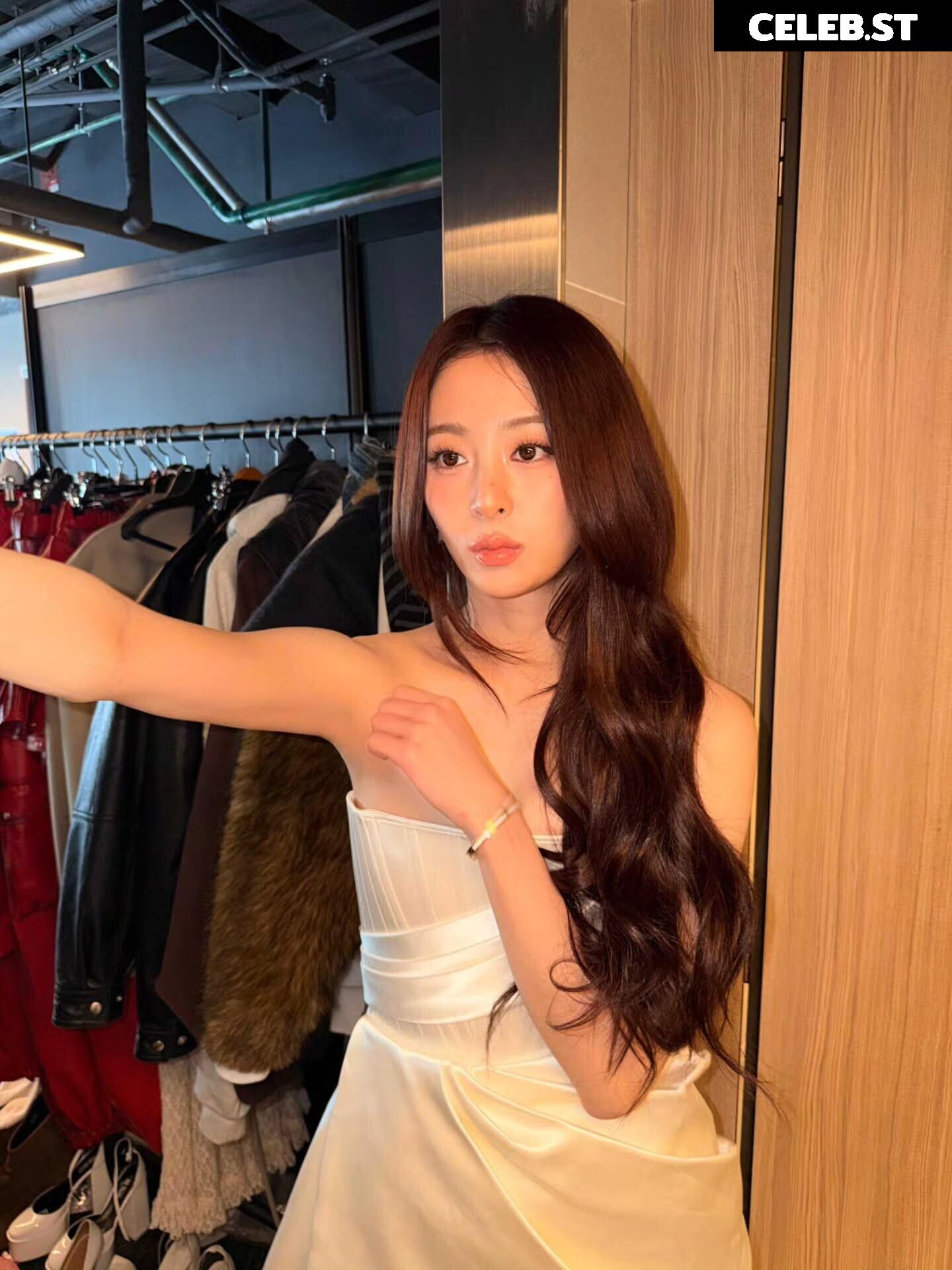 Huh Yunjin 허윤진 | LESSERAFIM Image 22956759