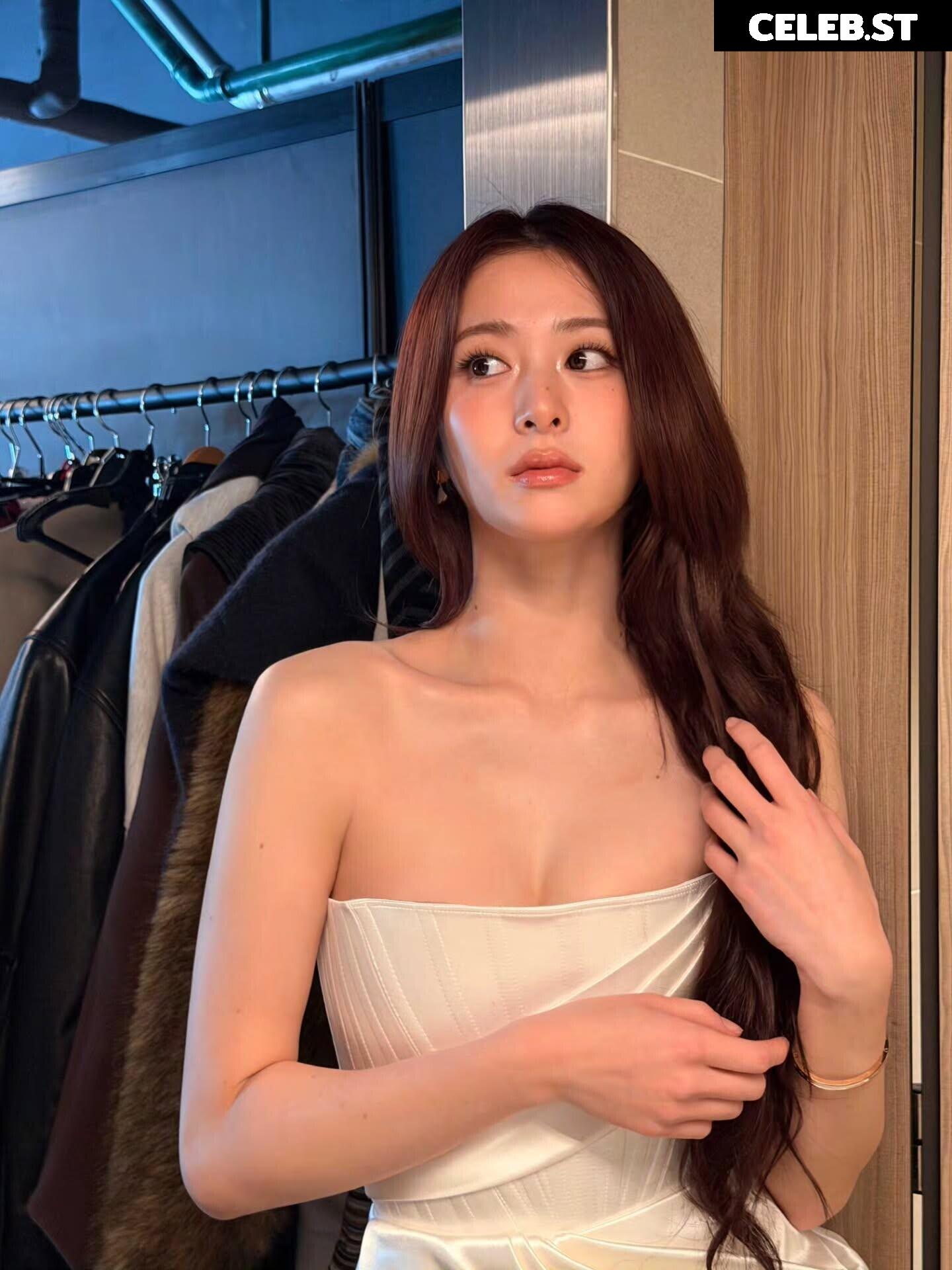 Huh Yunjin 허윤진 | LESSERAFIM Image 22956758