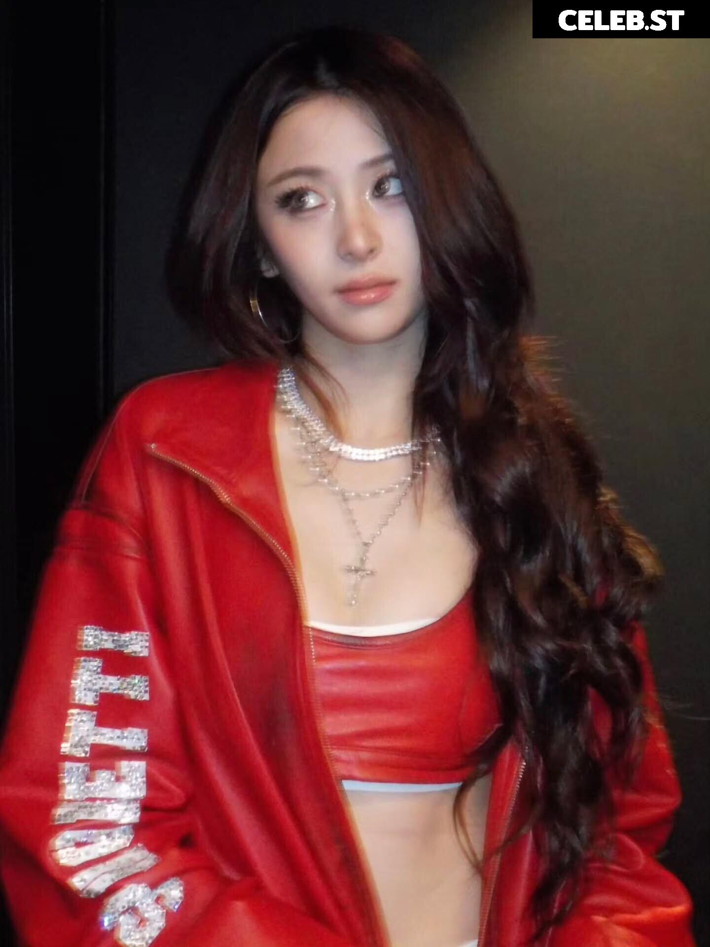 Huh Yunjin 허윤진 | LESSERAFIM Image 22956748