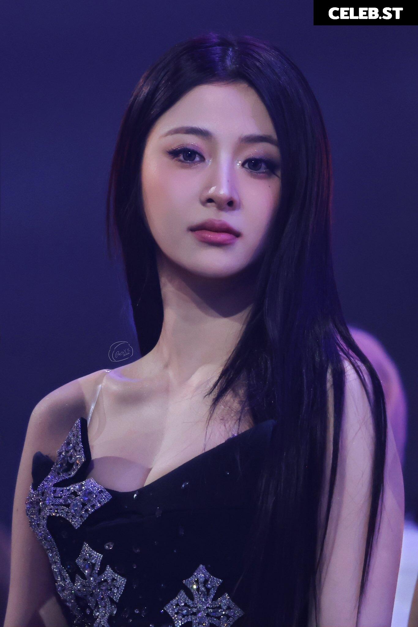Huh Yunjin 허윤진 | LESSERAFIM Image 22956665