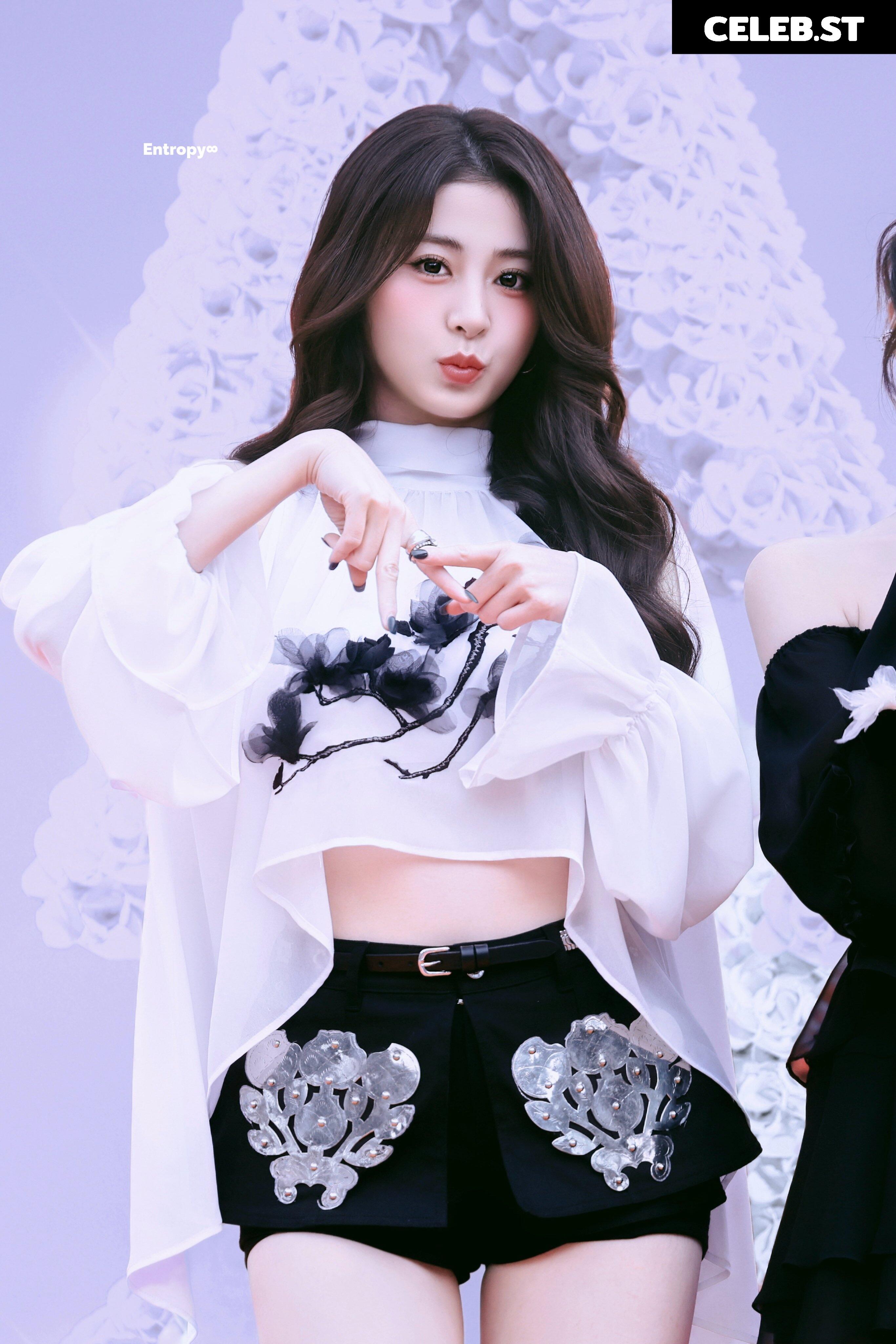 Huh Yunjin 허윤진 | LESSERAFIM Image 22956656