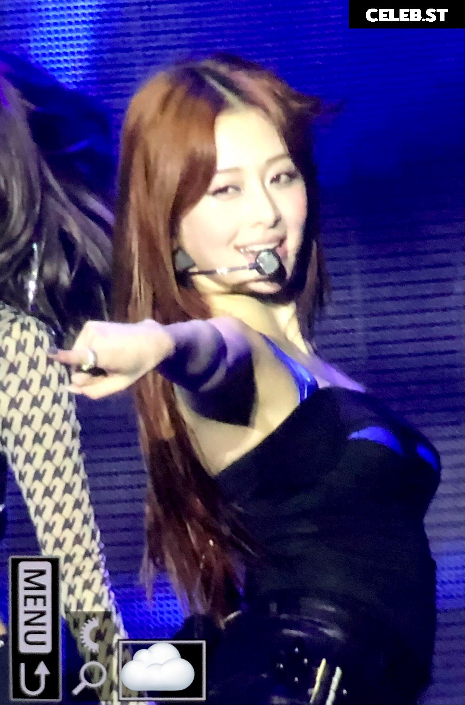 Huh Yunjin 허윤진 | LESSERAFIM Image 22956399