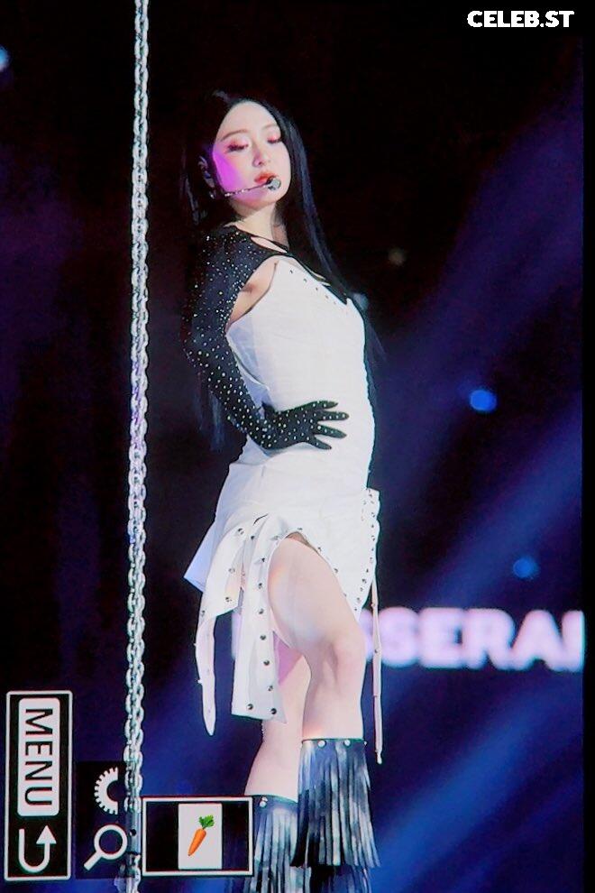 Huh Yunjin 허윤진 | LESSERAFIM Image 22956322