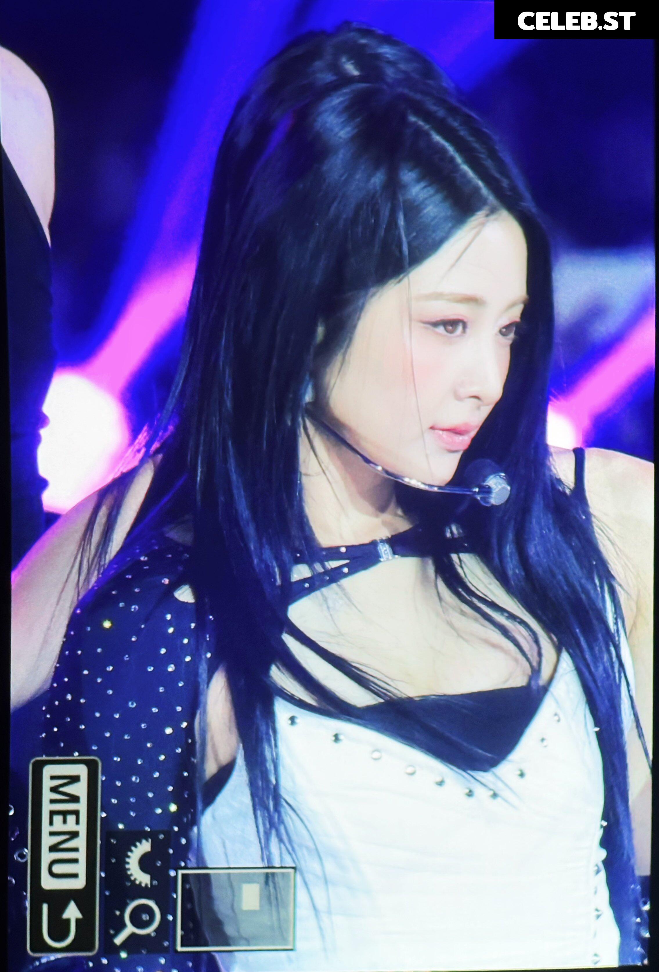Huh Yunjin 허윤진 | LESSERAFIM Image 22956321