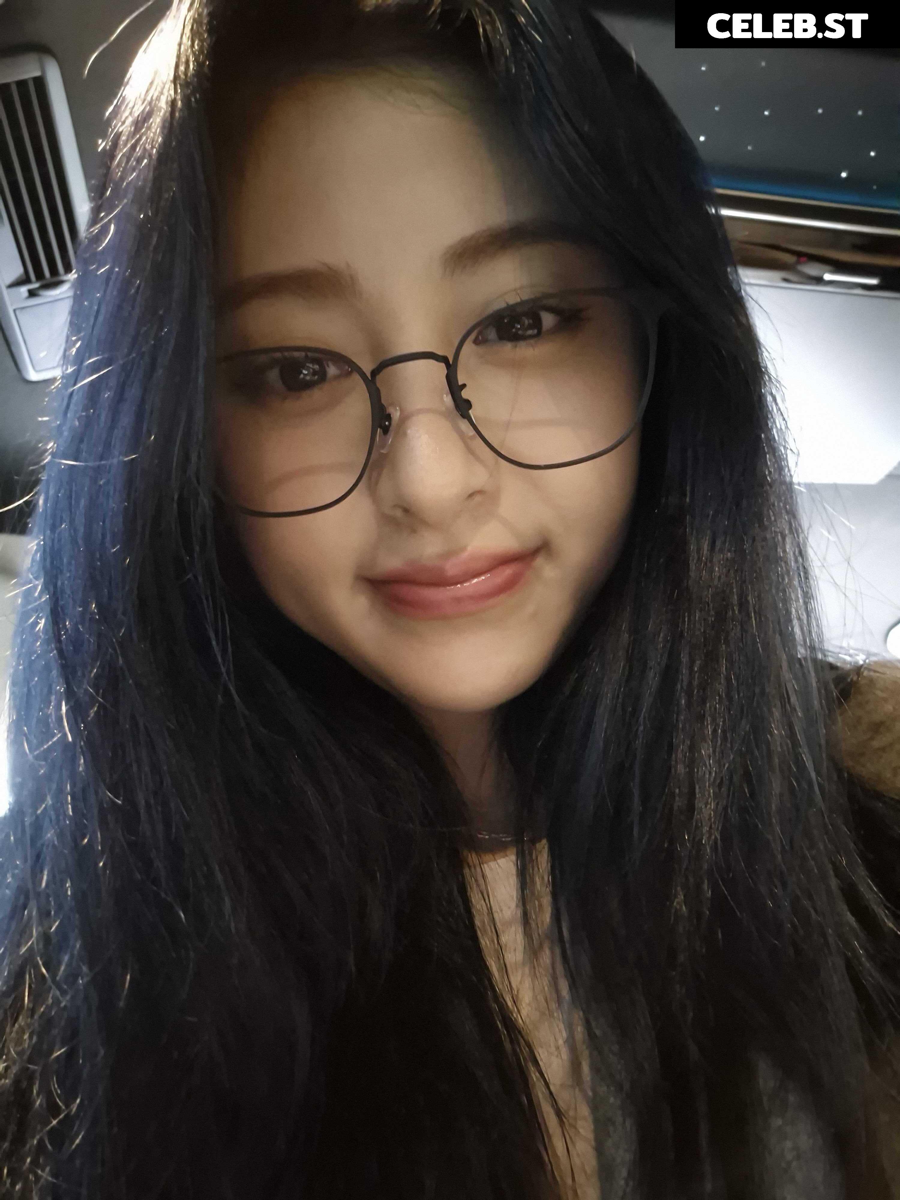 Huh Yunjin 허윤진 | LESSERAFIM Image 22956317