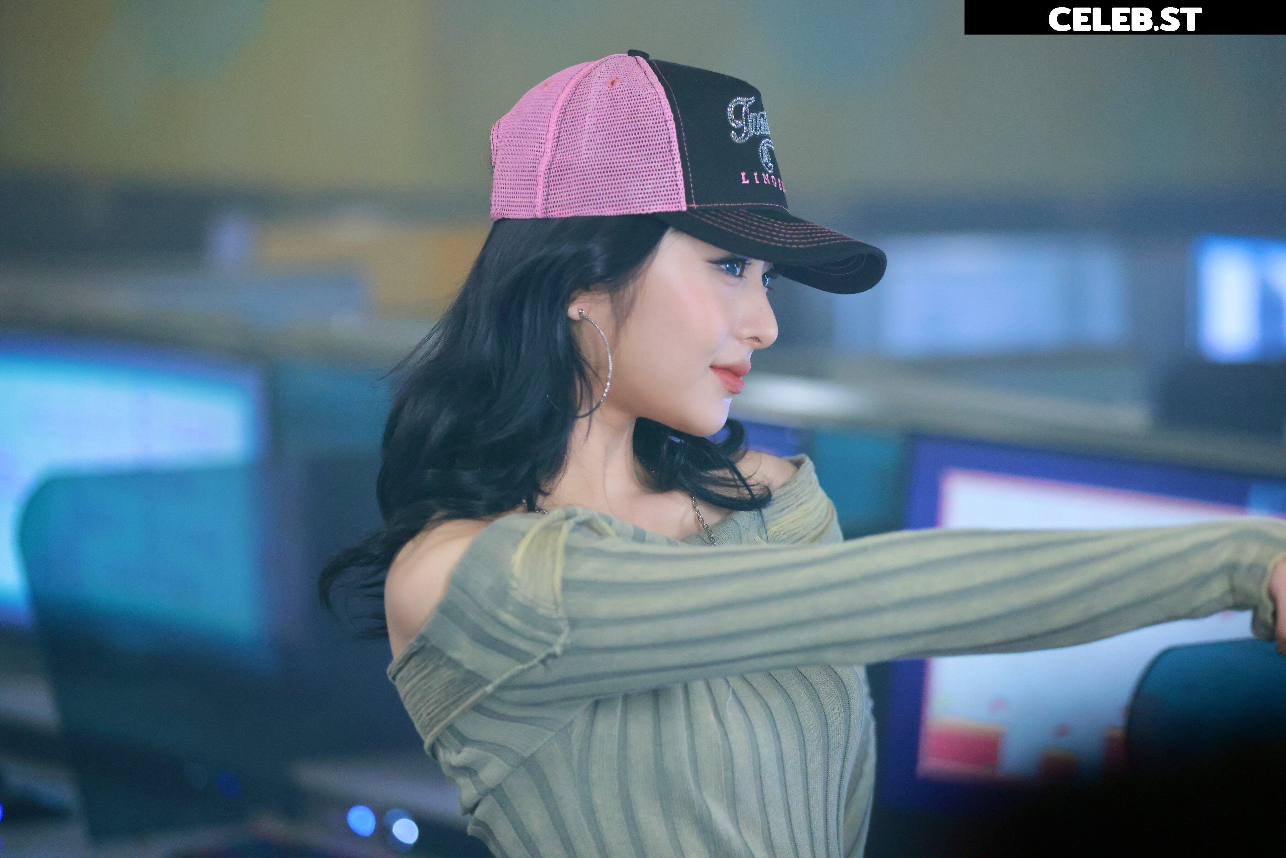 Huh Yunjin 허윤진 | LESSERAFIM Image 22956319