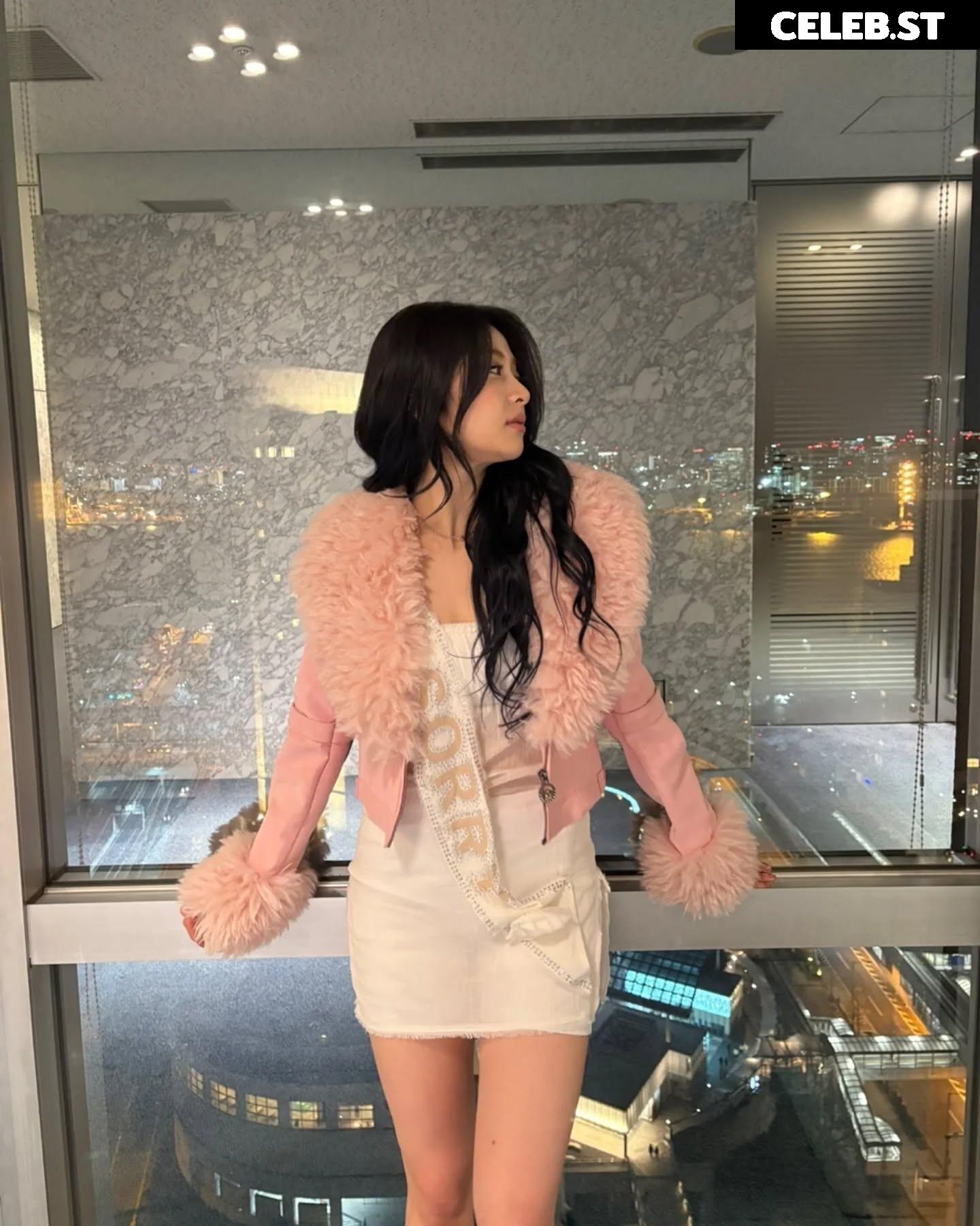 Huh Yunjin 허윤진 | LESSERAFIM Image 22956318