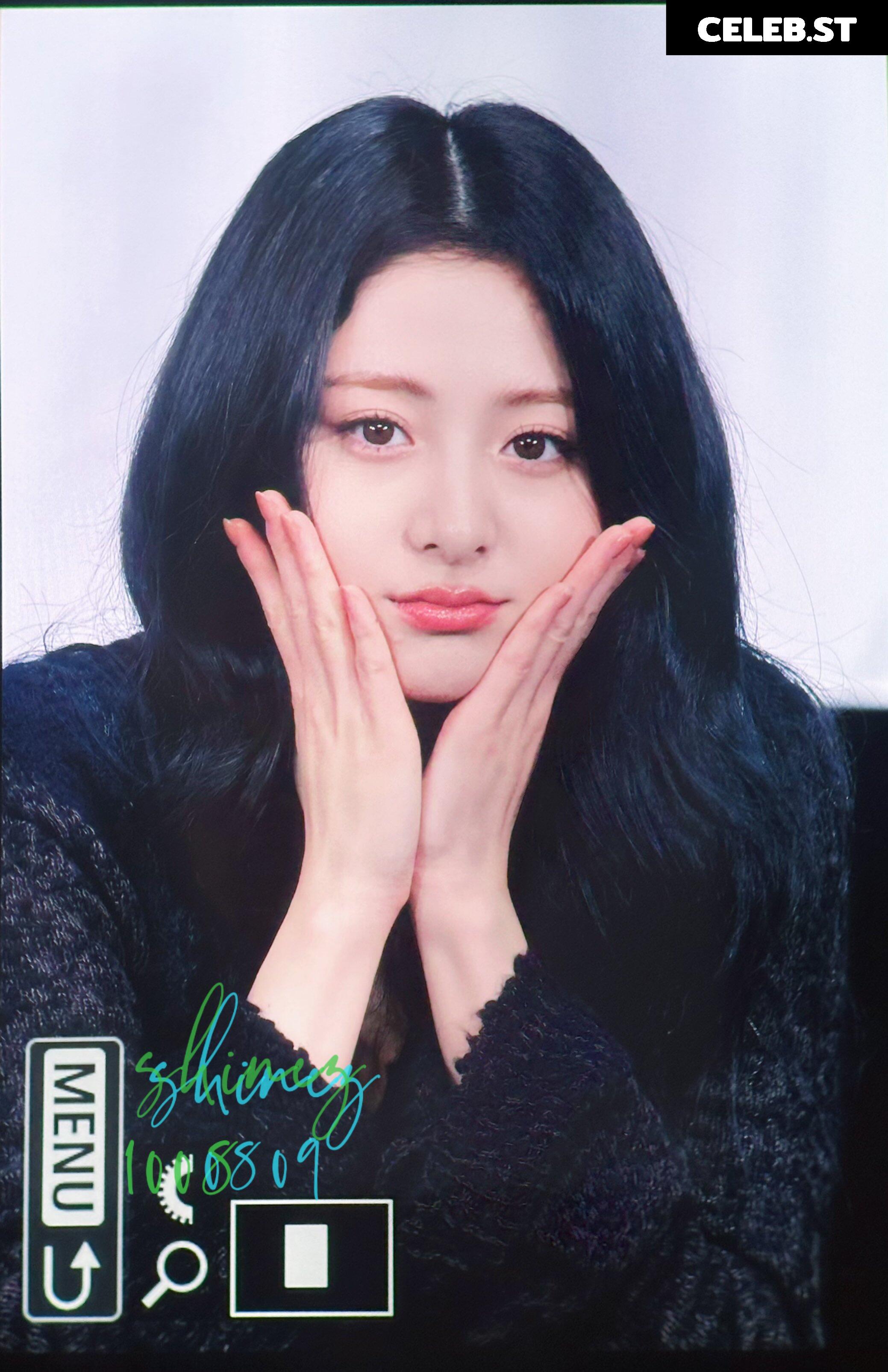 Huh Yunjin 허윤진 | LESSERAFIM Image 22956306