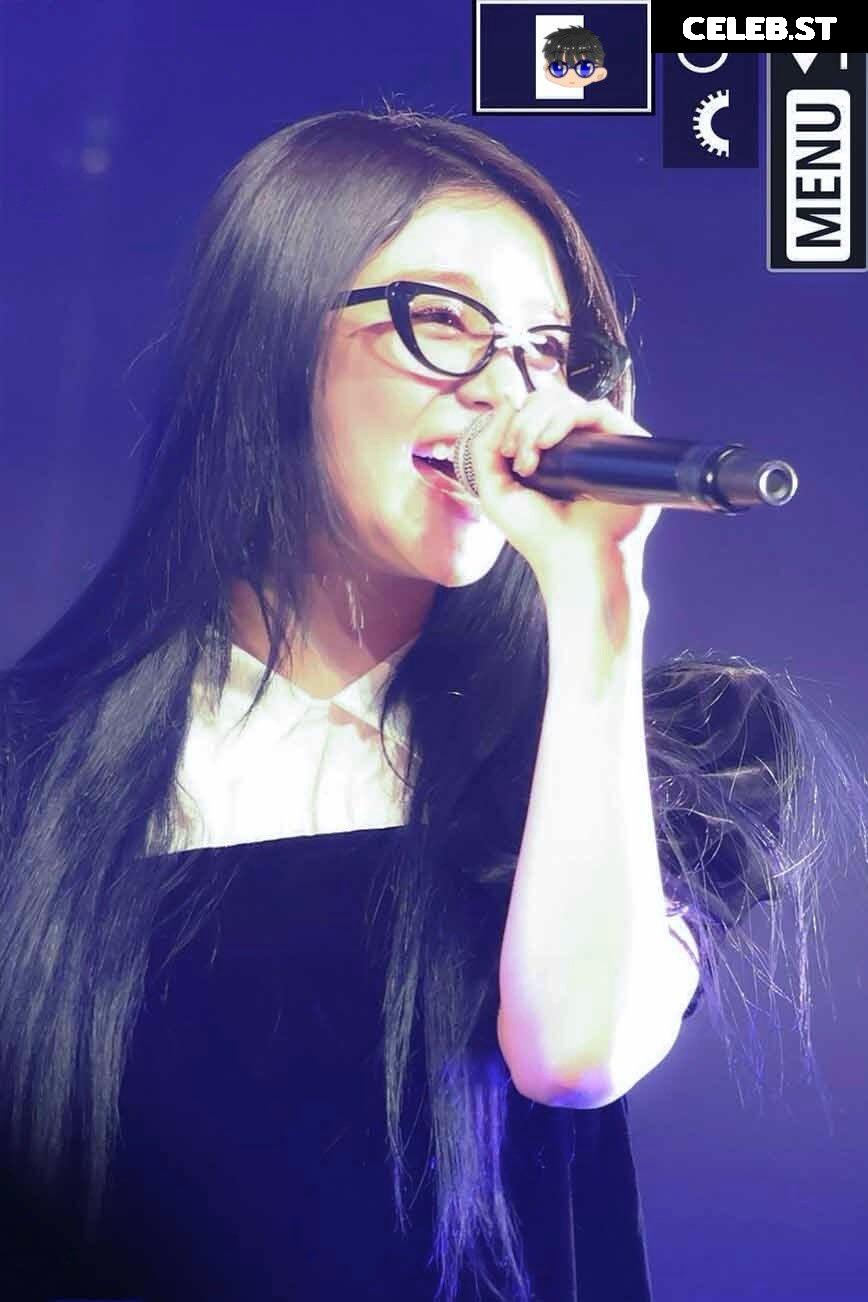 Huh Yunjin 허윤진 | LESSERAFIM Image 22956305