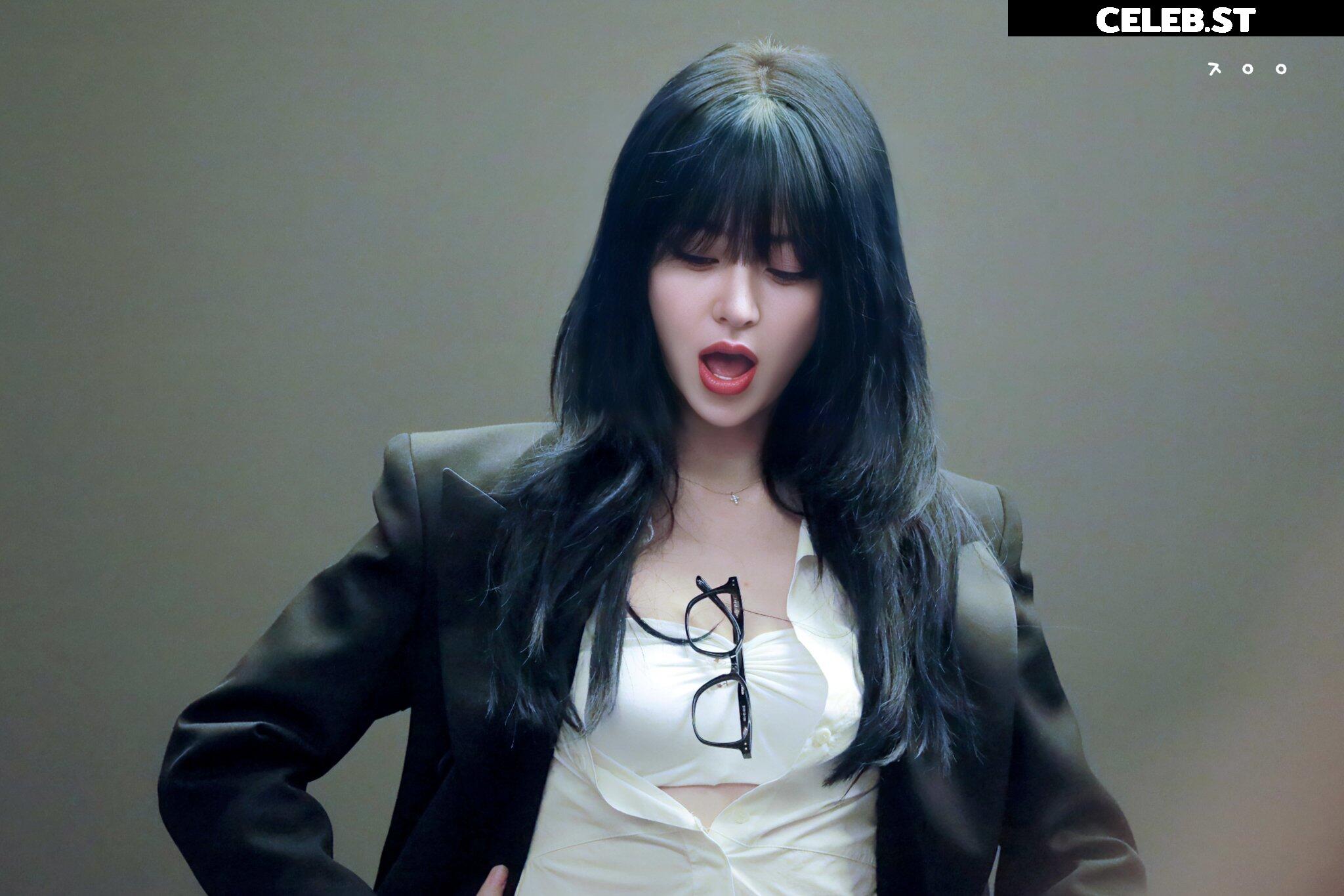 Huh Yunjin 허윤진 | LESSERAFIM Image 22956361