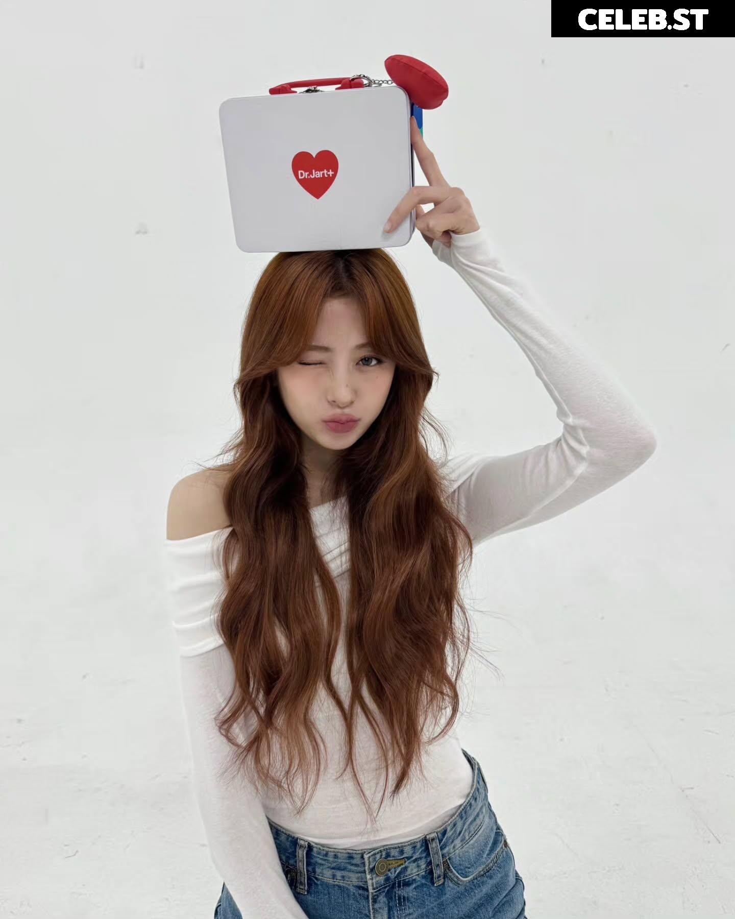 Huh Yunjin 허윤진 | LESSERAFIM Image 22956355