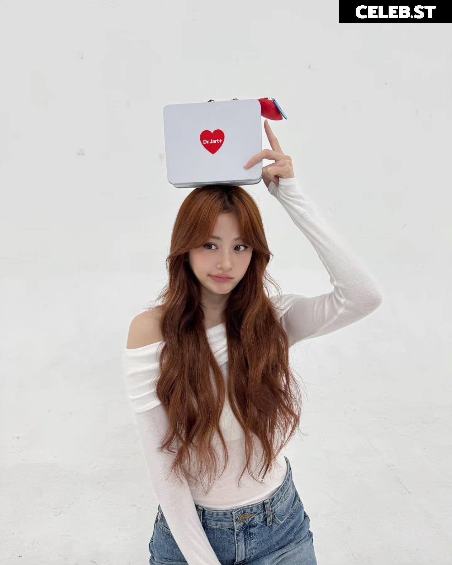 Huh Yunjin 허윤진 | LESSERAFIM Image 22956354