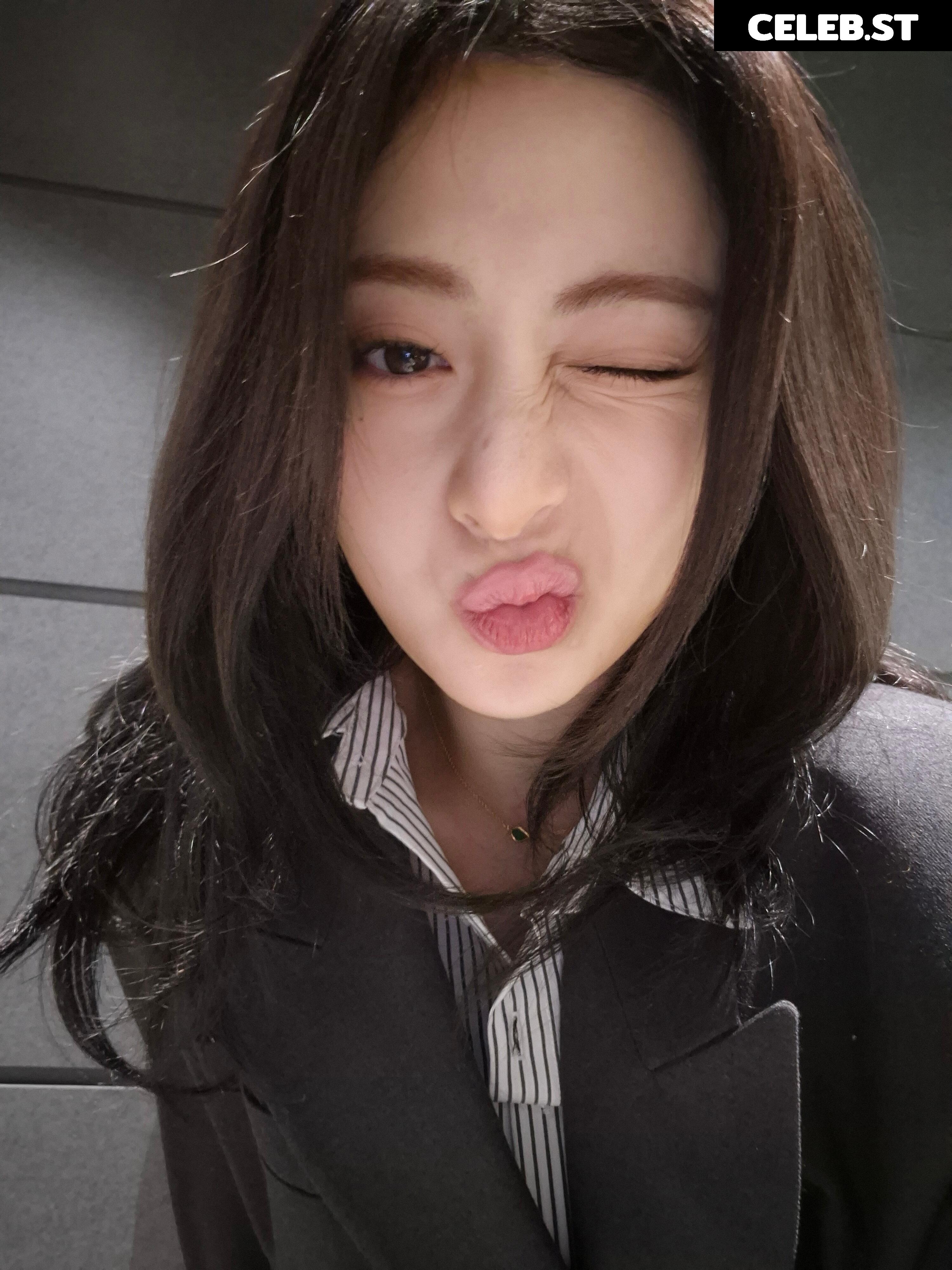 Huh Yunjin 허윤진 | LESSERAFIM Image 22956344